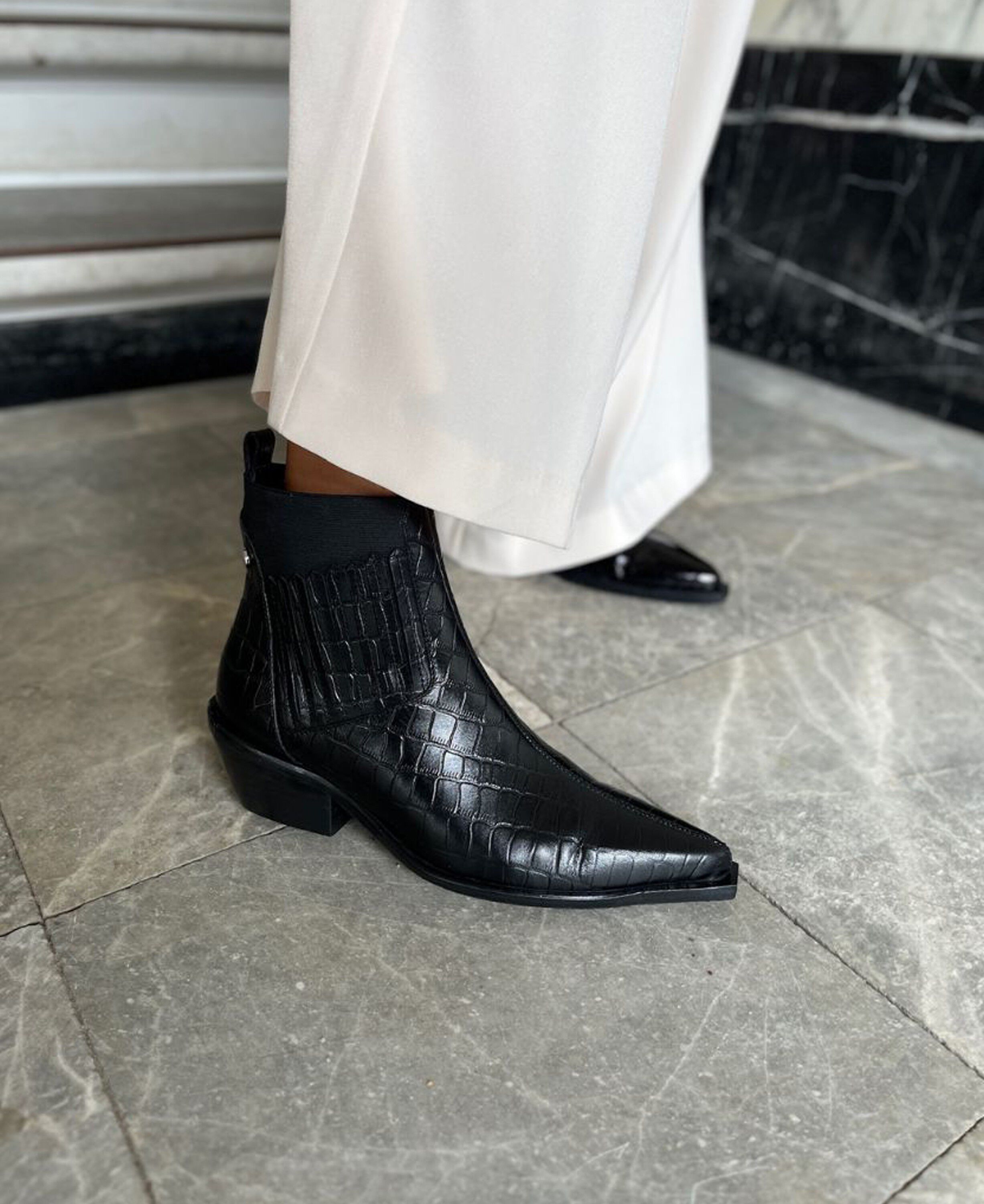 THE WALKING BOOT - LEATHER