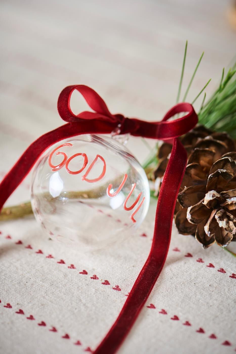 Julekugle klar m/r&oslash;dt tekst GOD JUL