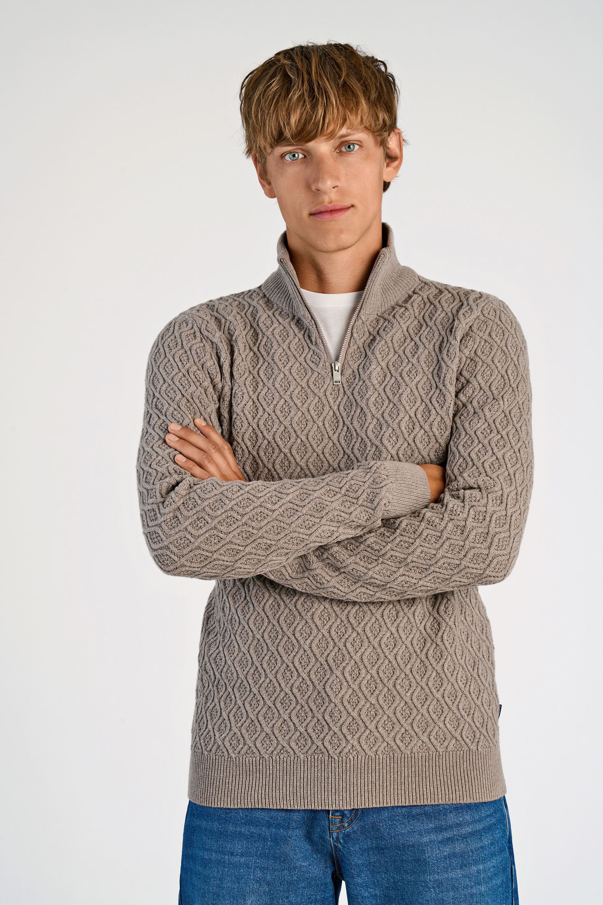 Recycle structure half zip