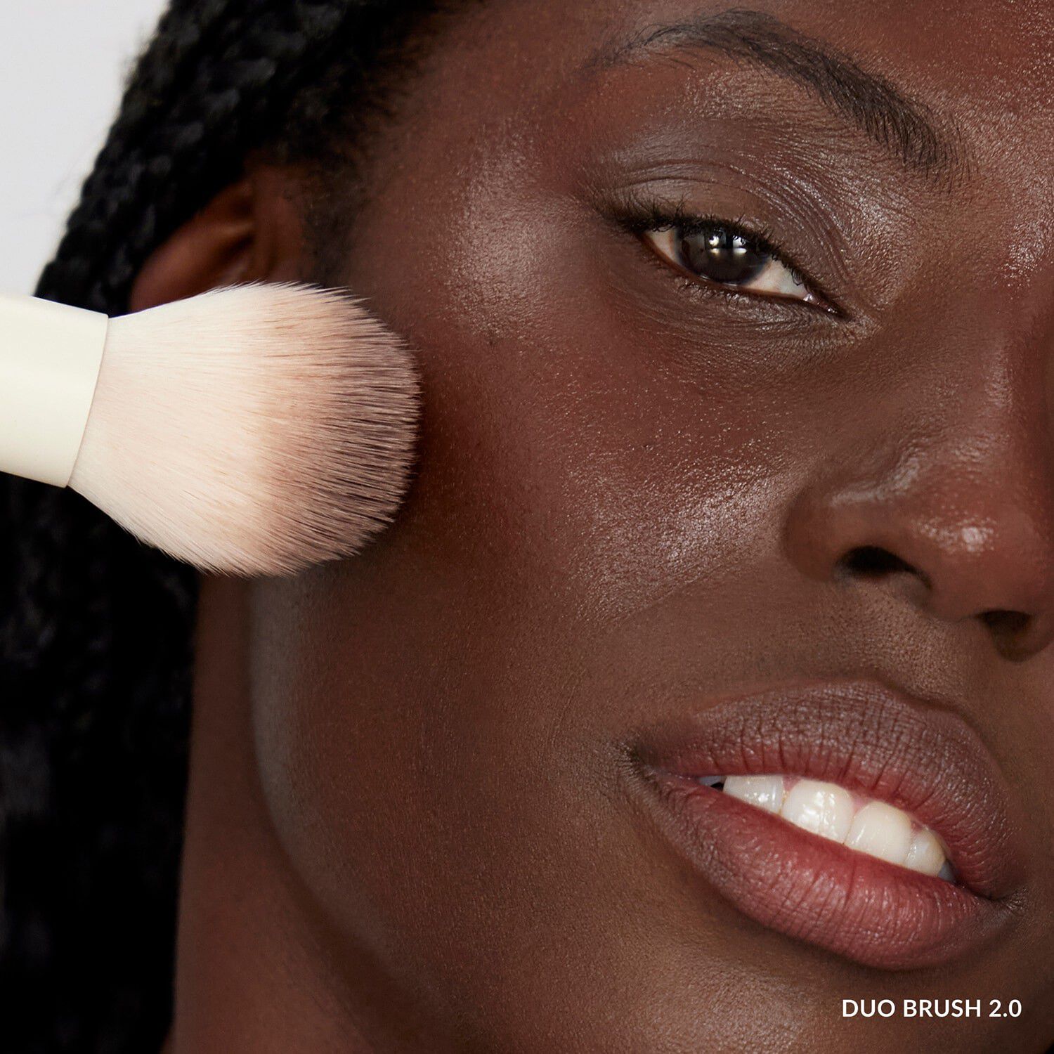 Duo Brush 2. 0 - Dobbeltendet b&oslash;rste til flydende bronzer og blush