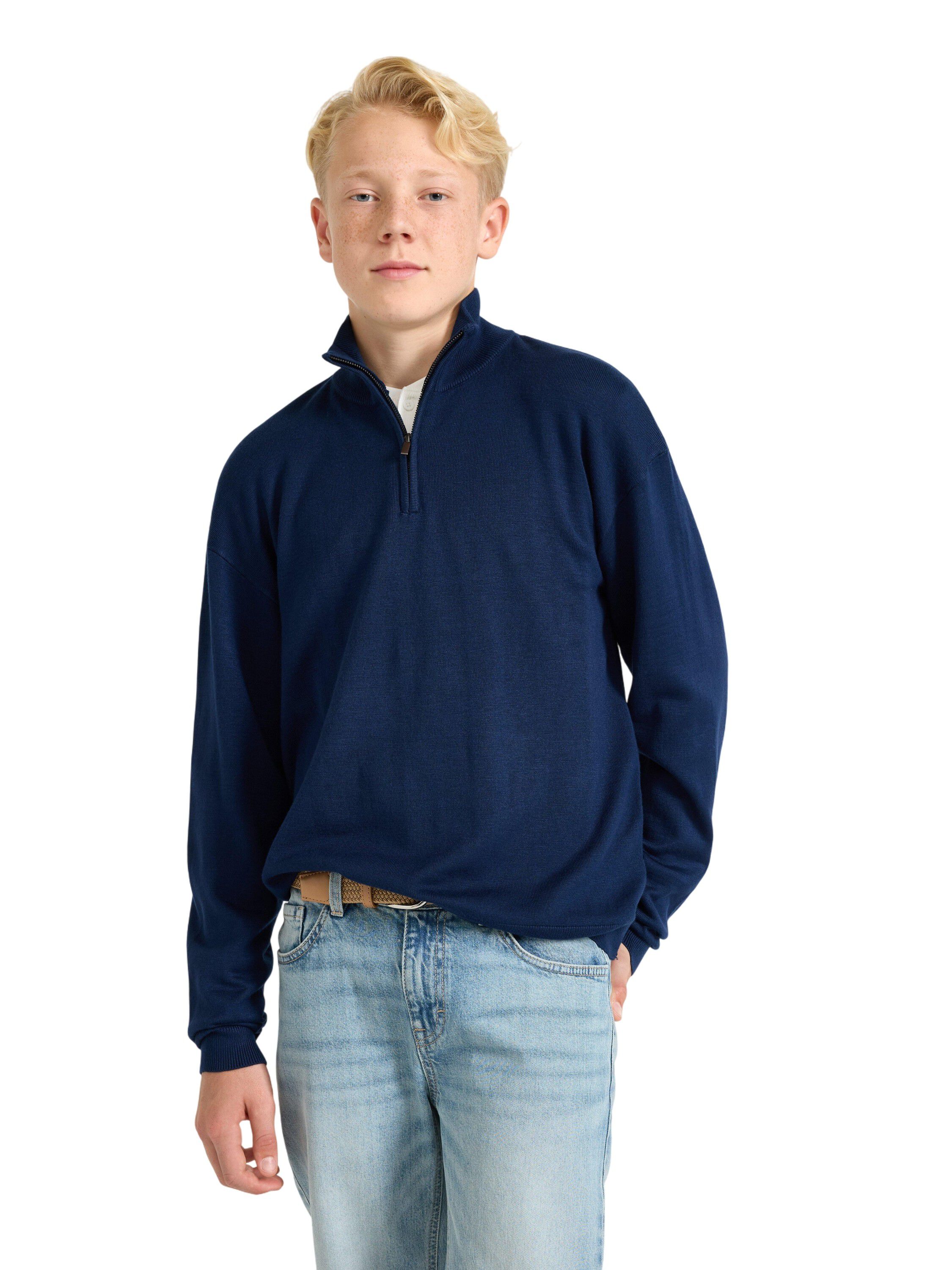 Soft knitted jumper with half-zip t