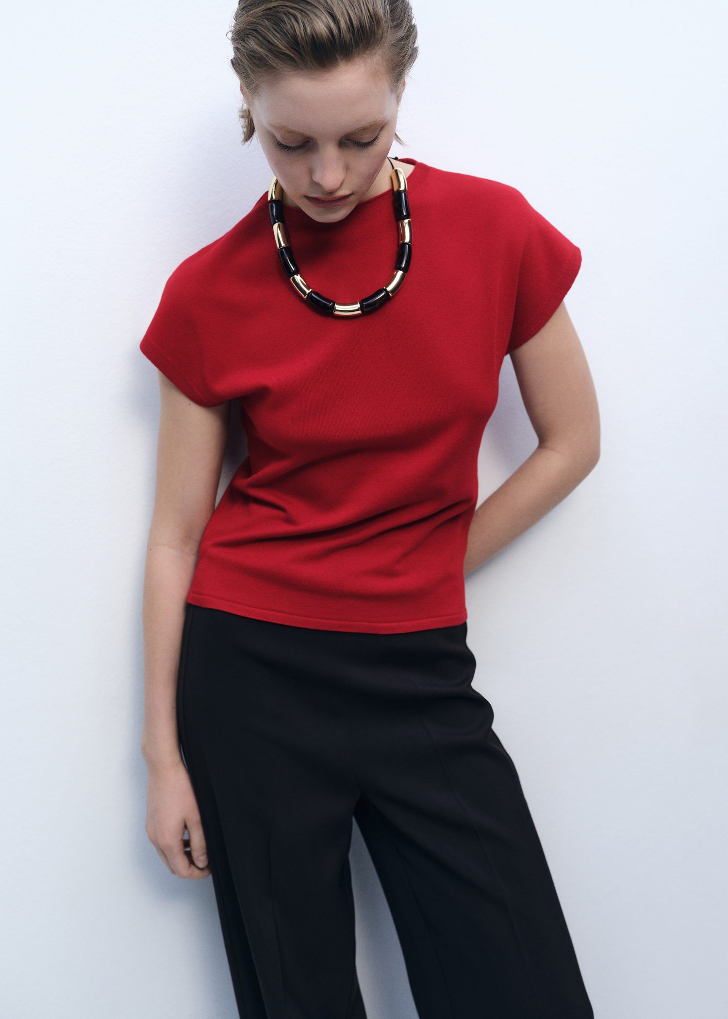 Sleeveless fine knit sweater