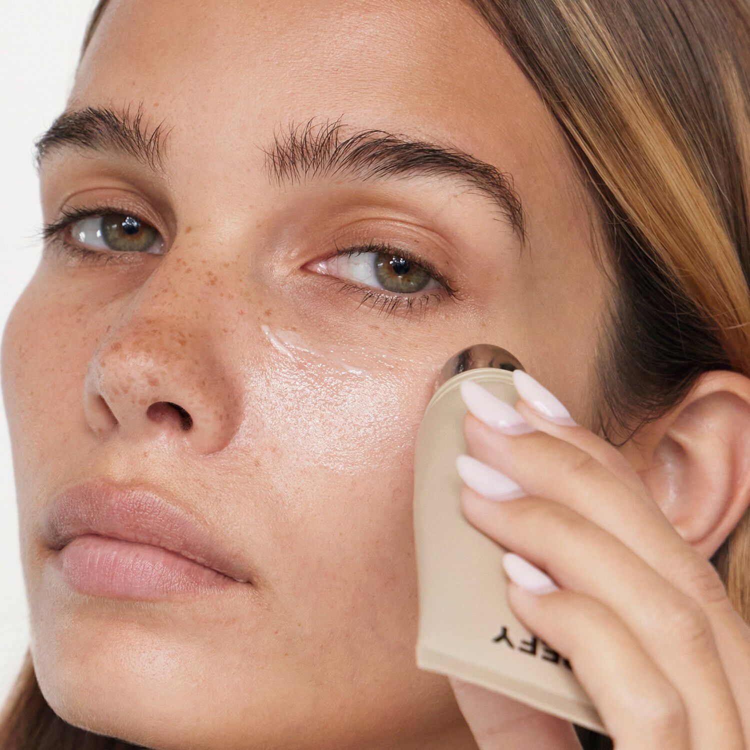 Blur & Hydrate Primer - Perfektionerende, matg&oslash;rende base med hyaluron