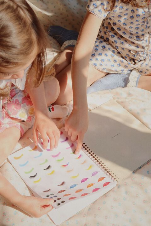 GLAM ME UP STICKER BOOK