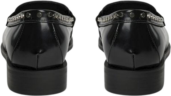Shoe rivet