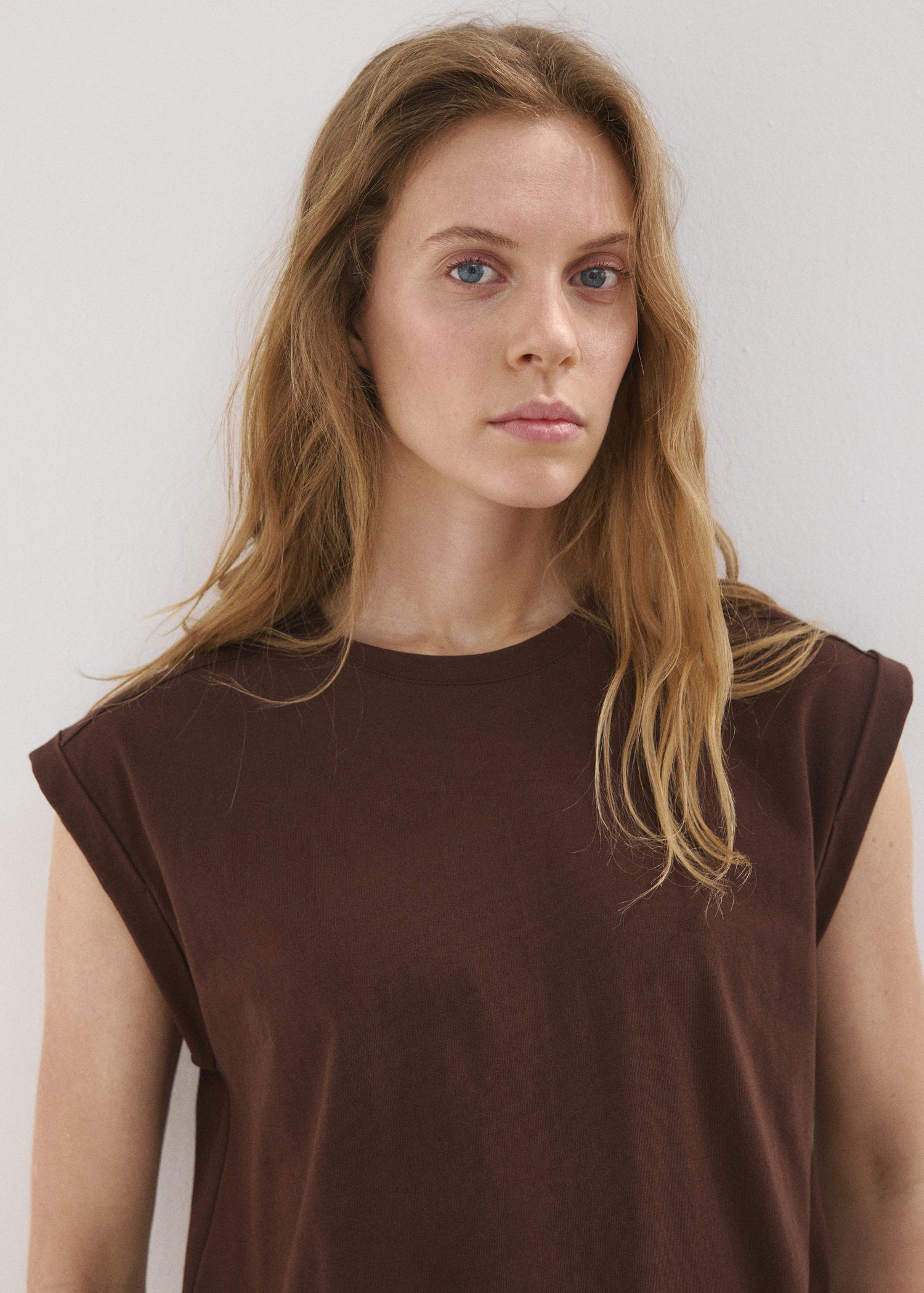 Short-sleeved t-shirt with shoulder