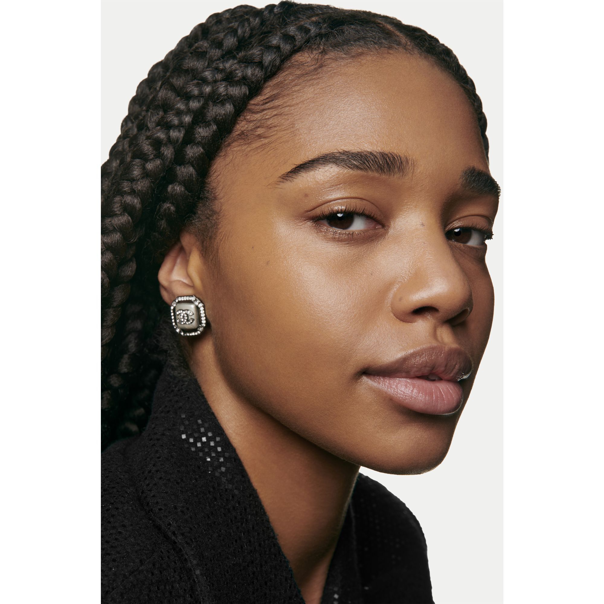 ENSARTET UDSTR&Aring;LING FUGT.