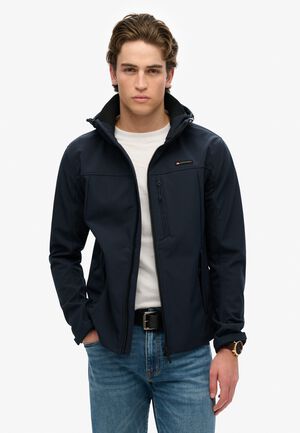 HOODED SOFT SHELL TREKKER JKT