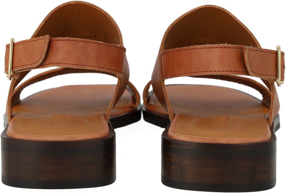 Sandal med dekorativ stikningsdetalje