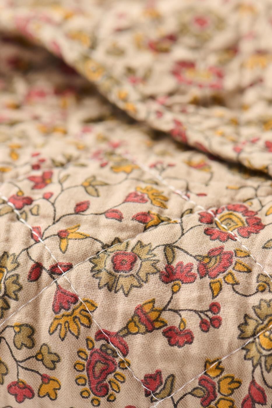 Quilt brun m/r&oslash;de, orange og gr&aring; blomsterranker