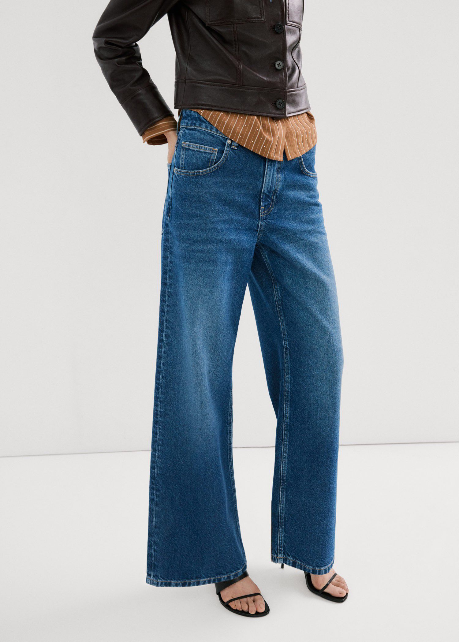 Low-rise wide leg jeans
