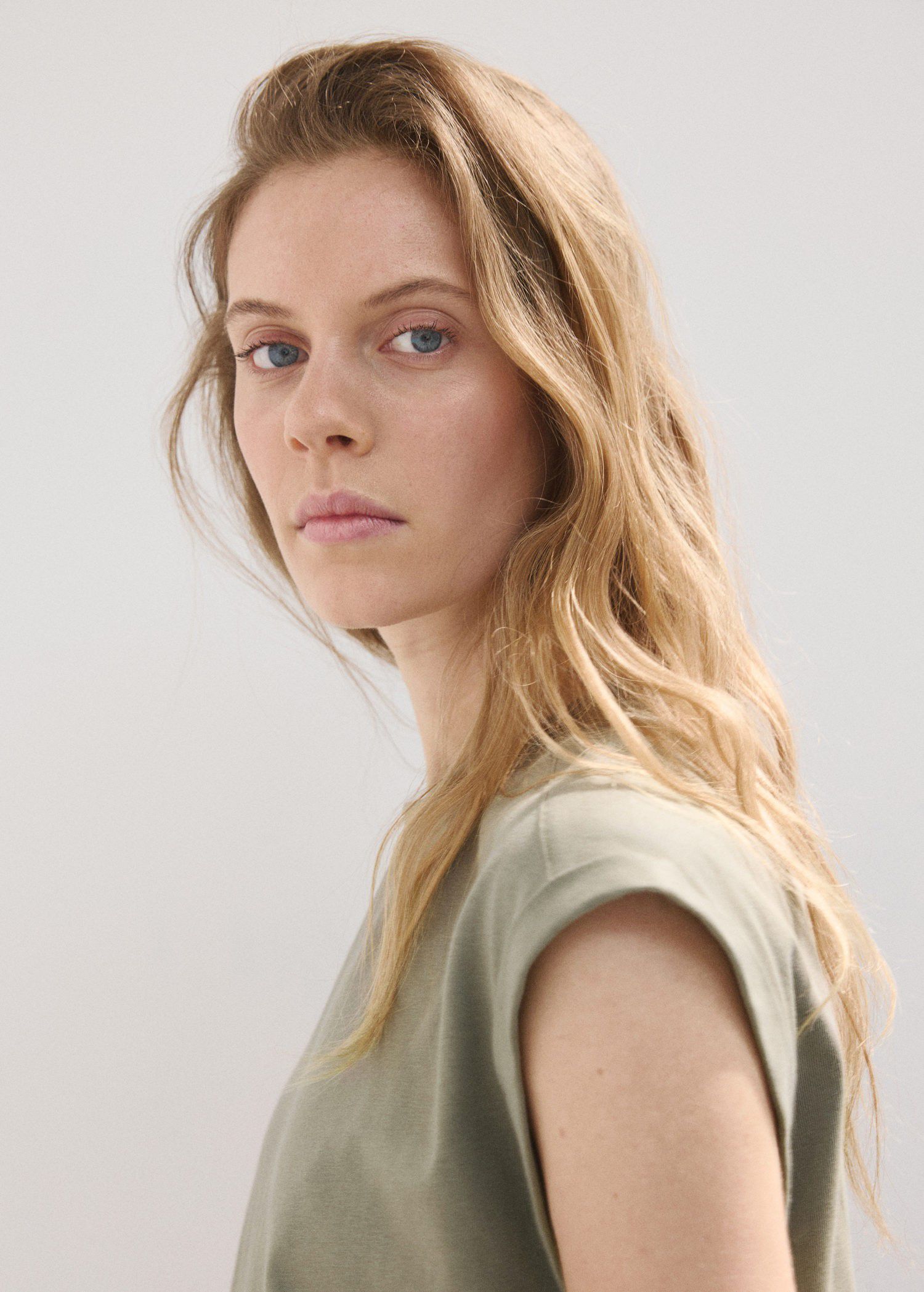 Short-sleeved t-shirt with shoulder