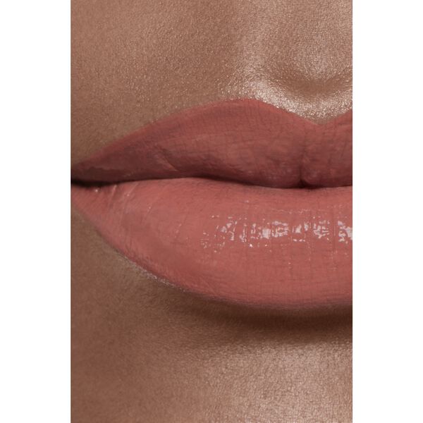 Hydrating And Plumping Lipstick. Intense, Long-Lasting Colour And Shin