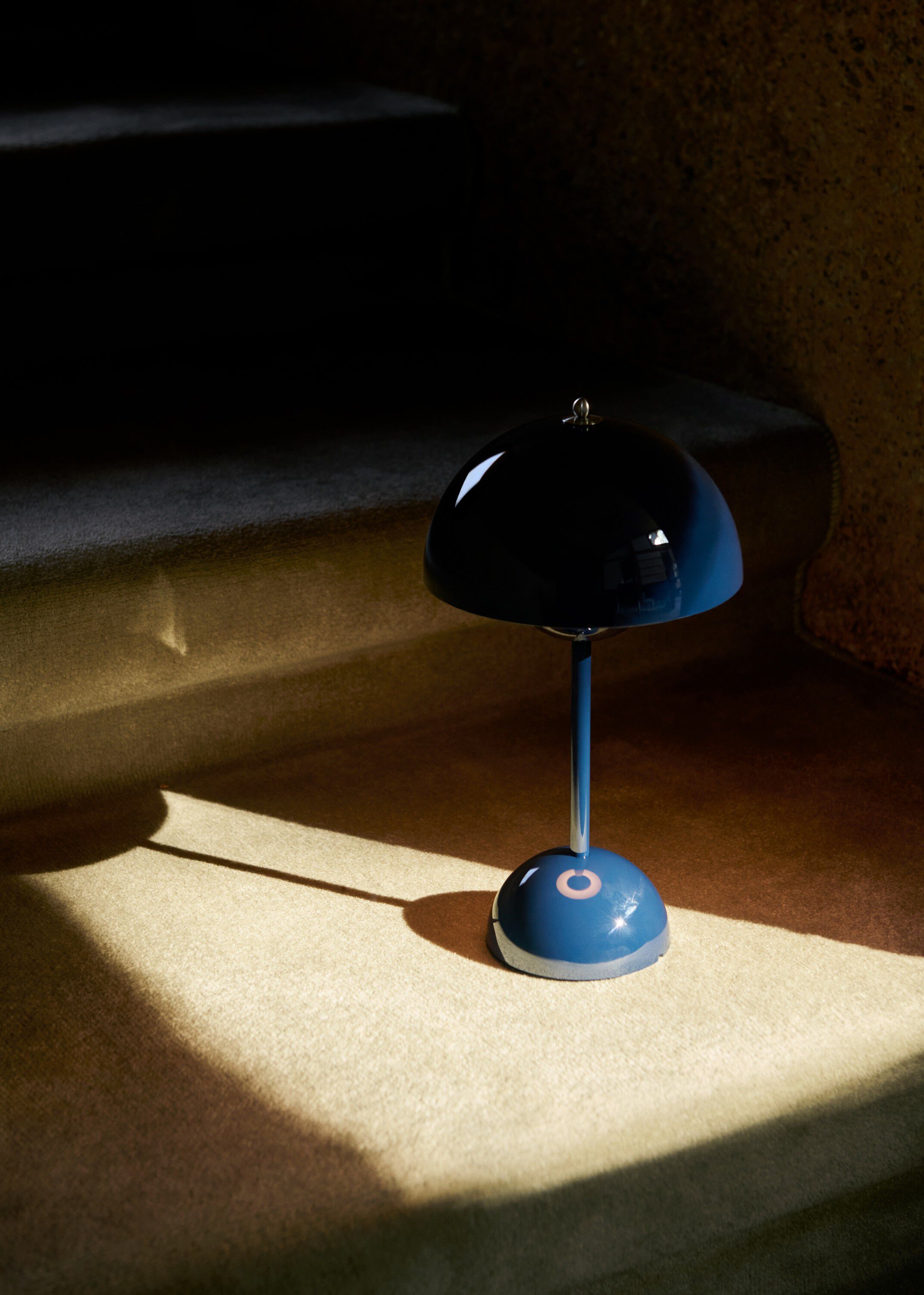 Flowerpot VP9, Portable Lamp, Magnetic Charger