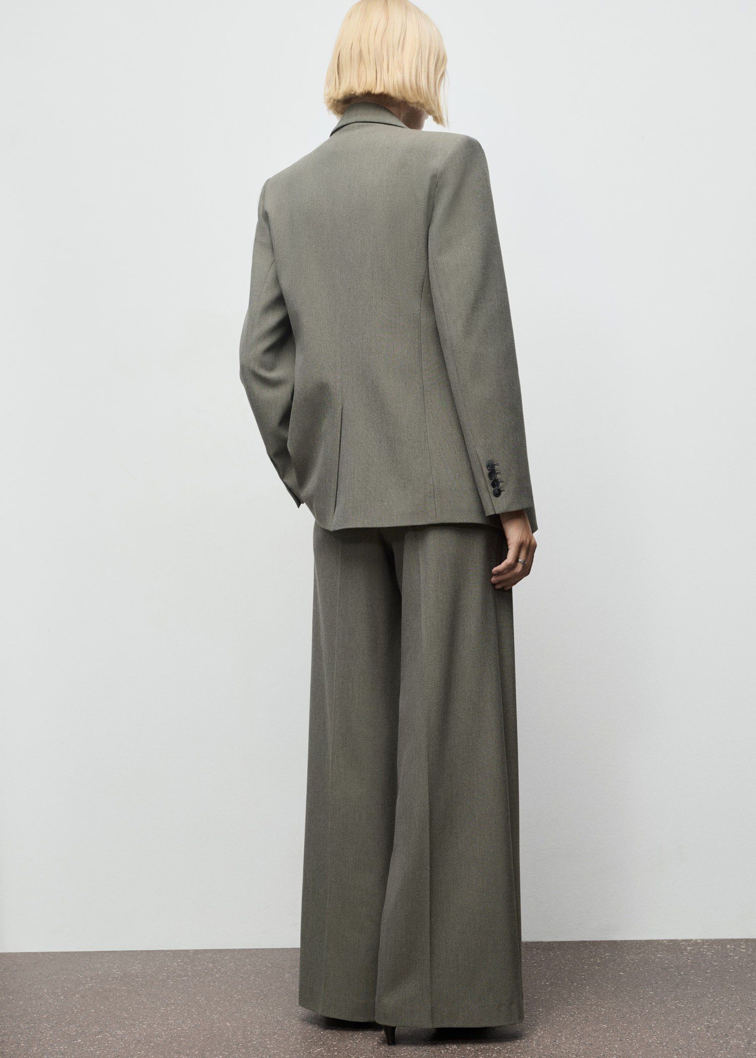 Suit jacket with pockets