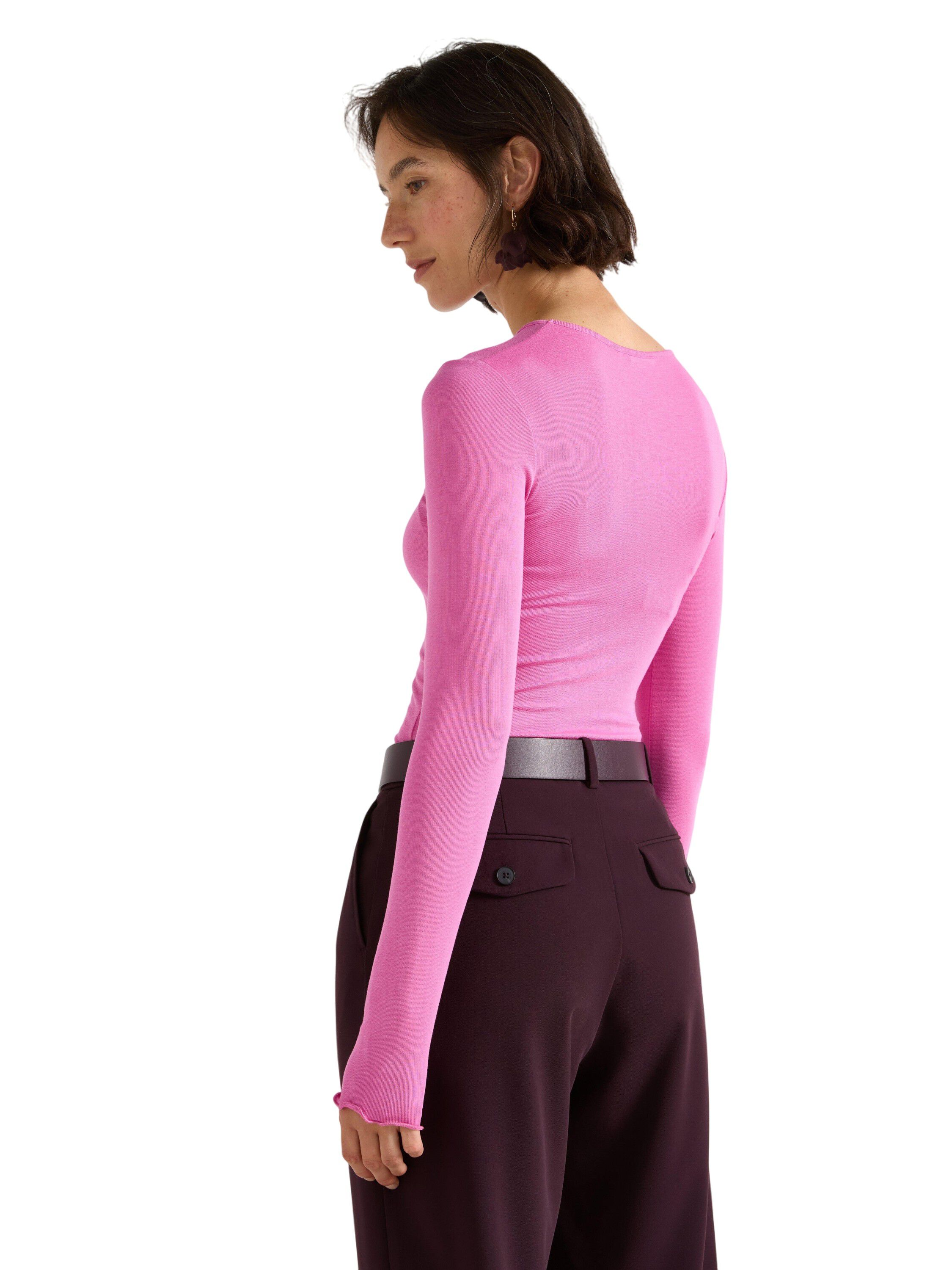 Lang&aelig;rmet top i bl&oslash;d viskose med en