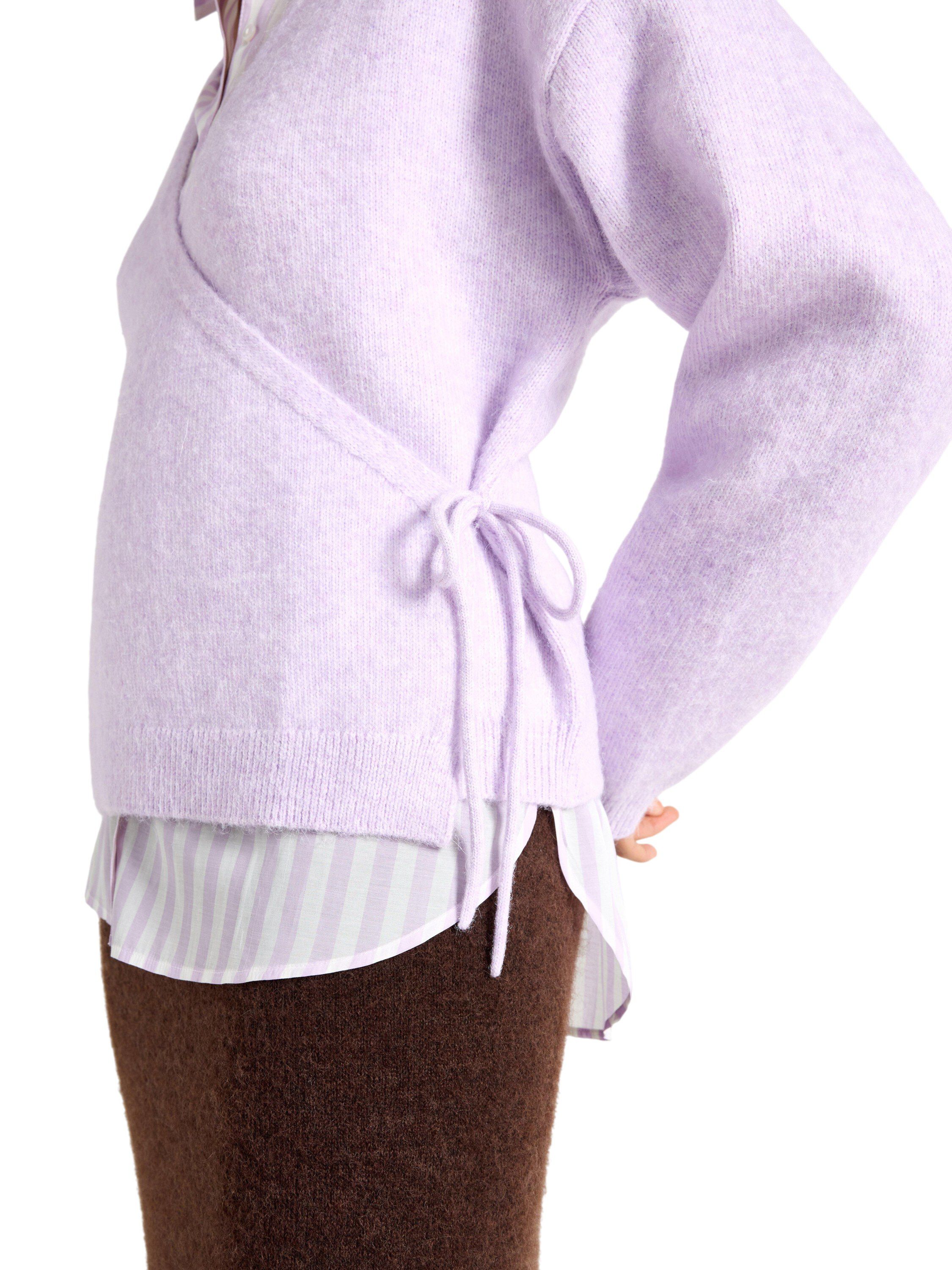 Myk, strikket sl&aring;-om-kofte med bind