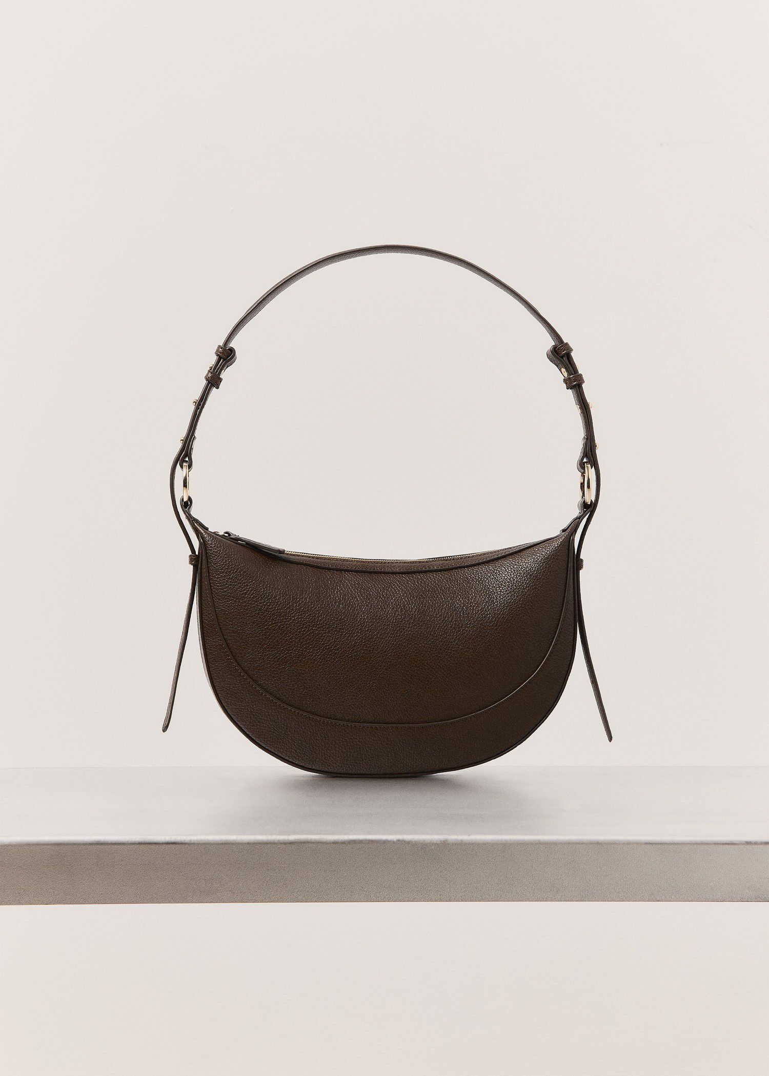 Oval shoulder bag