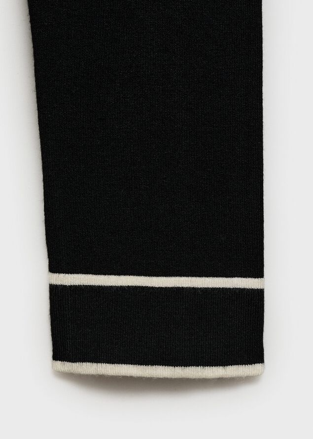 Contrasting V-neck sweater