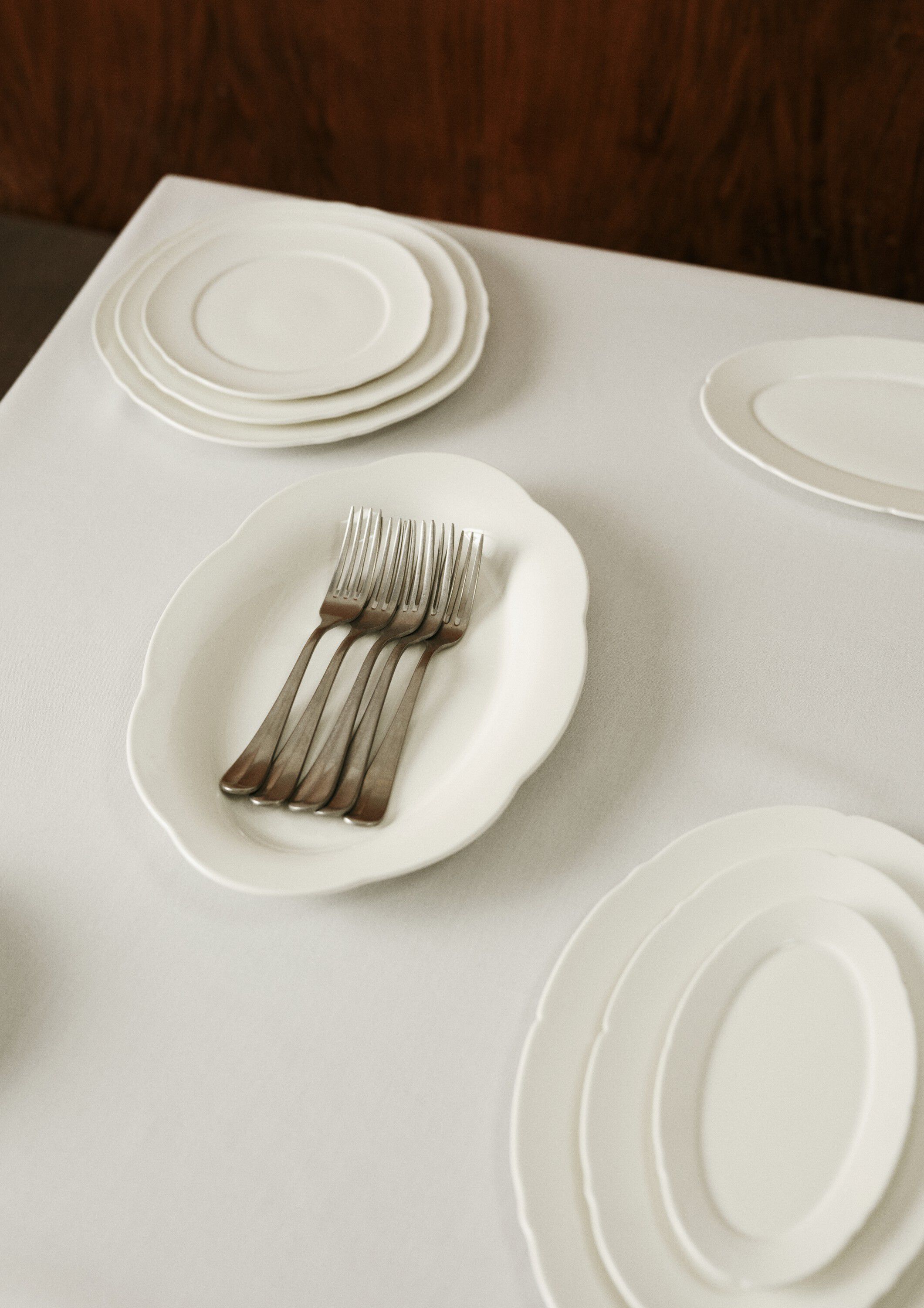 HIGH OVAL PLATE M WHITE SILHOUETTE