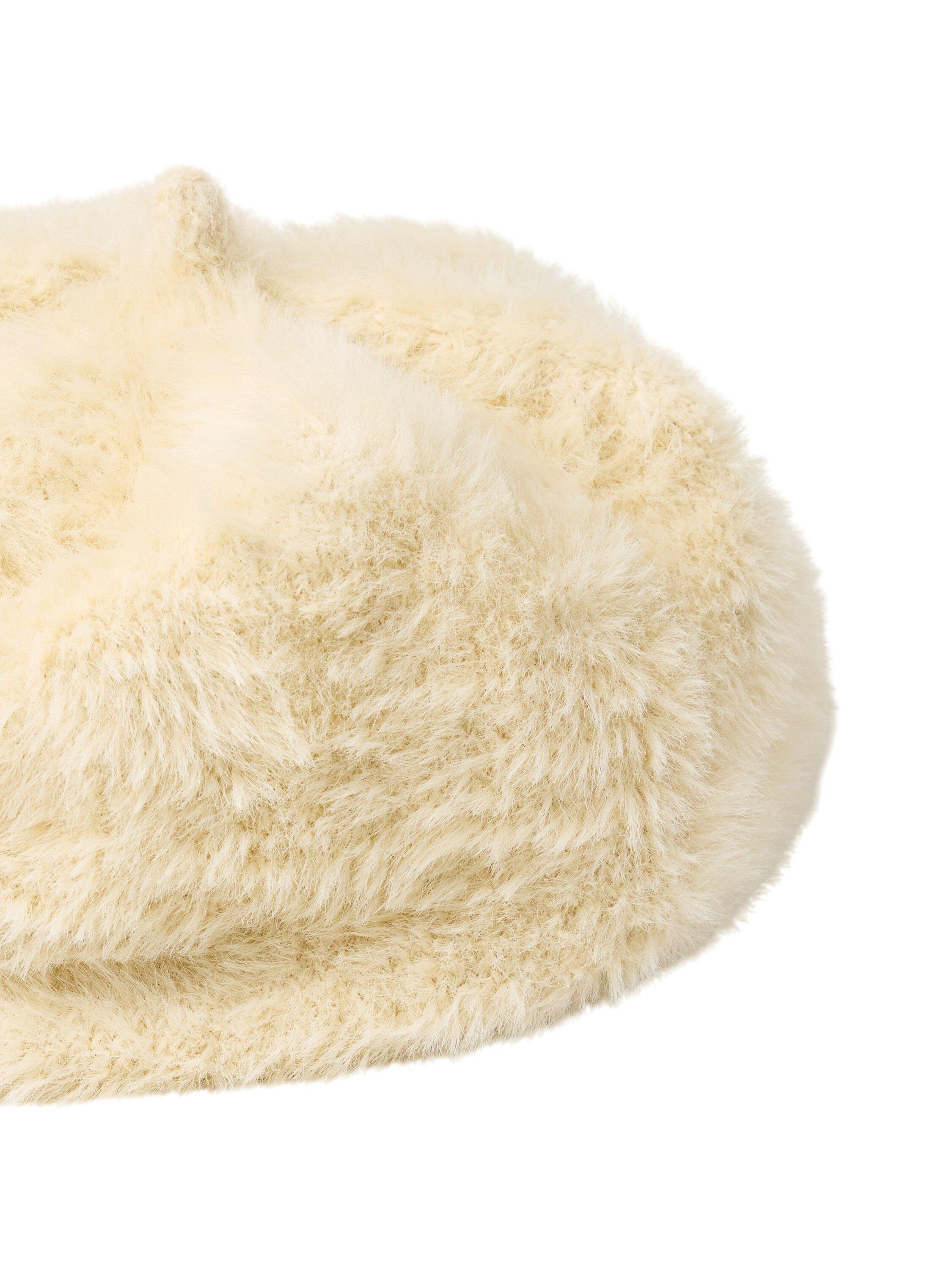 Soft beret in fluffy feather yarn.