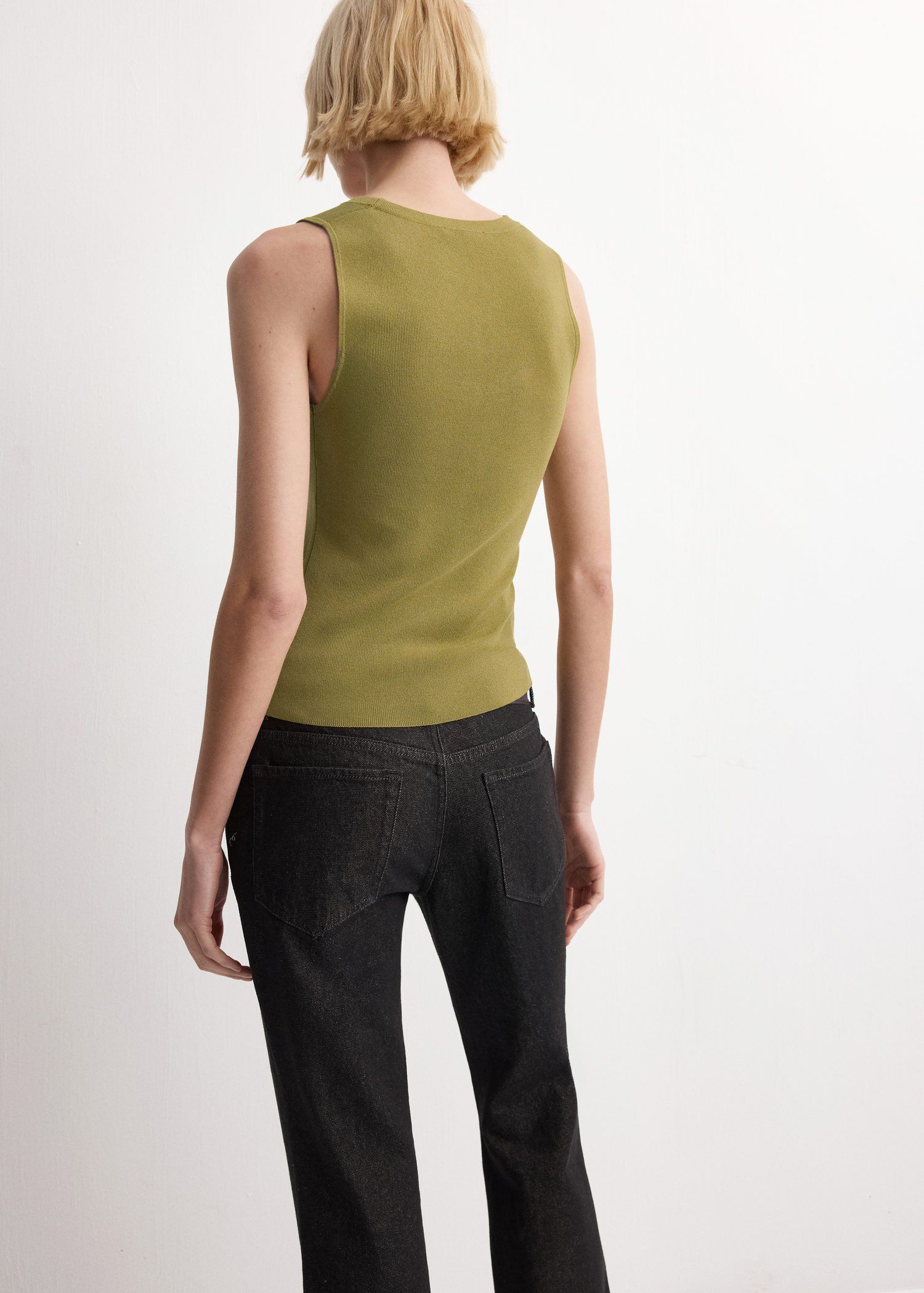 Round-neck knitted top