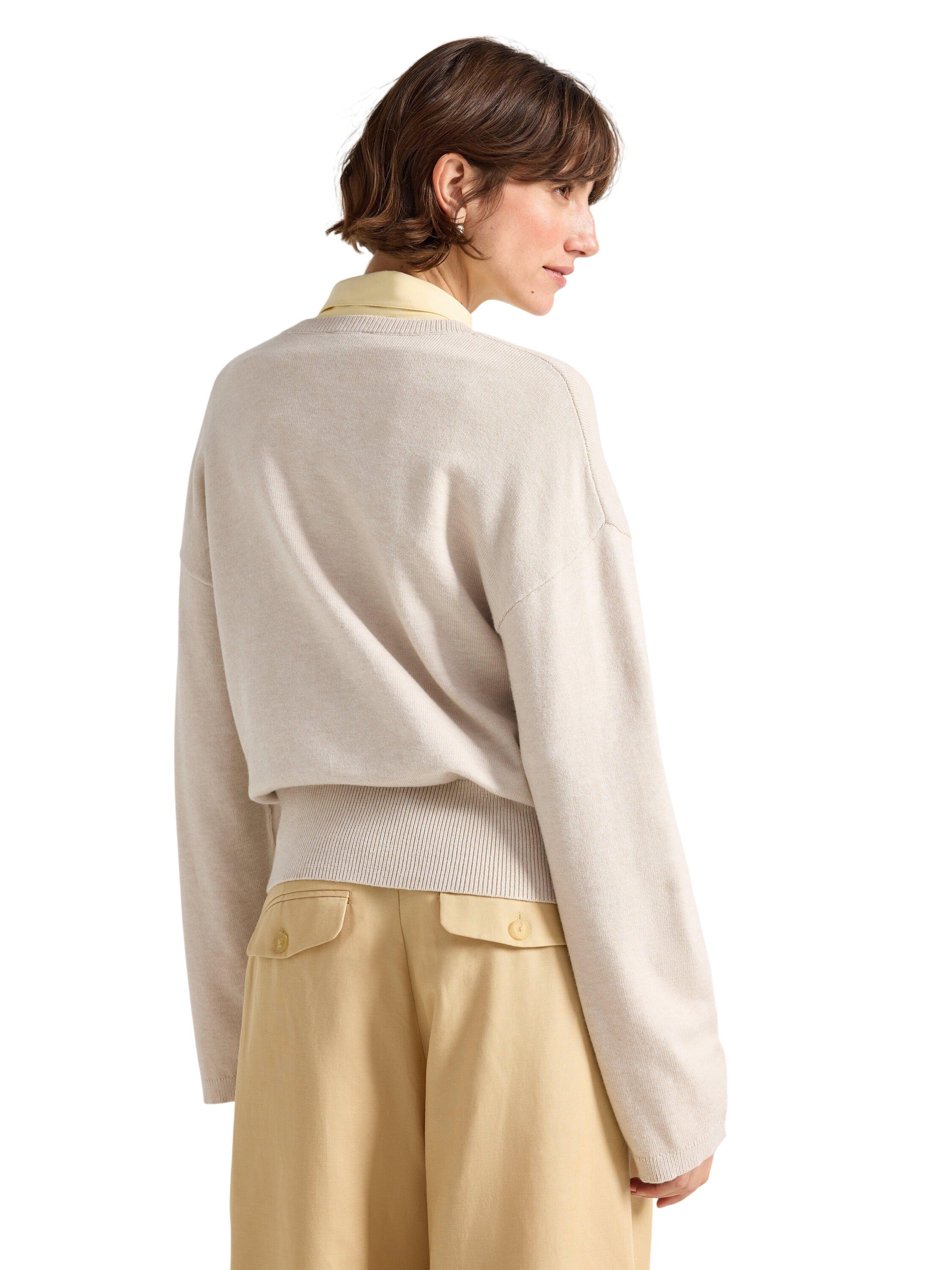 Stickad tr&ouml;ja med avslappnad passfo