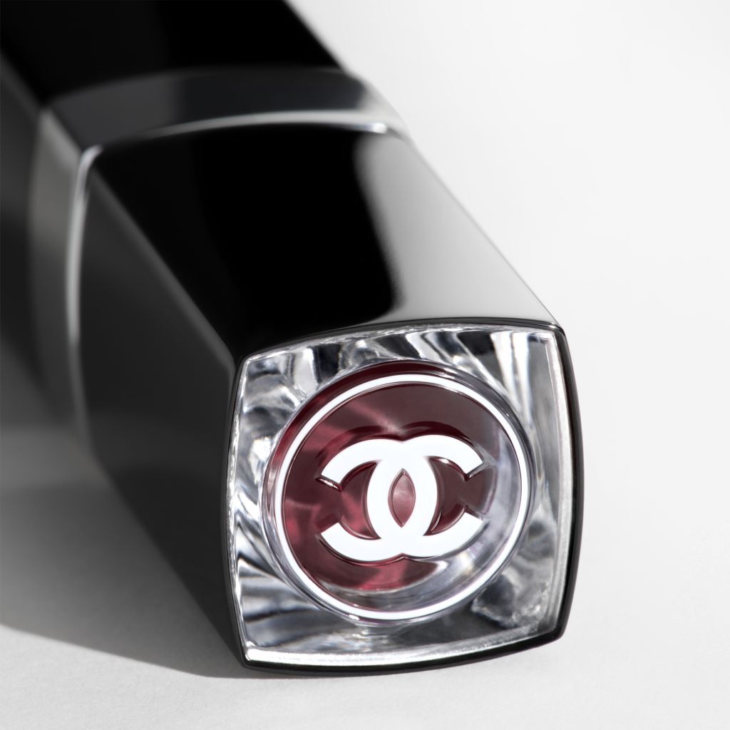 Hydrating And Plumping Lipstick. Intense, Long-Lasting Colour And Shin