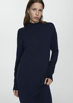 Round-neck knitted dress