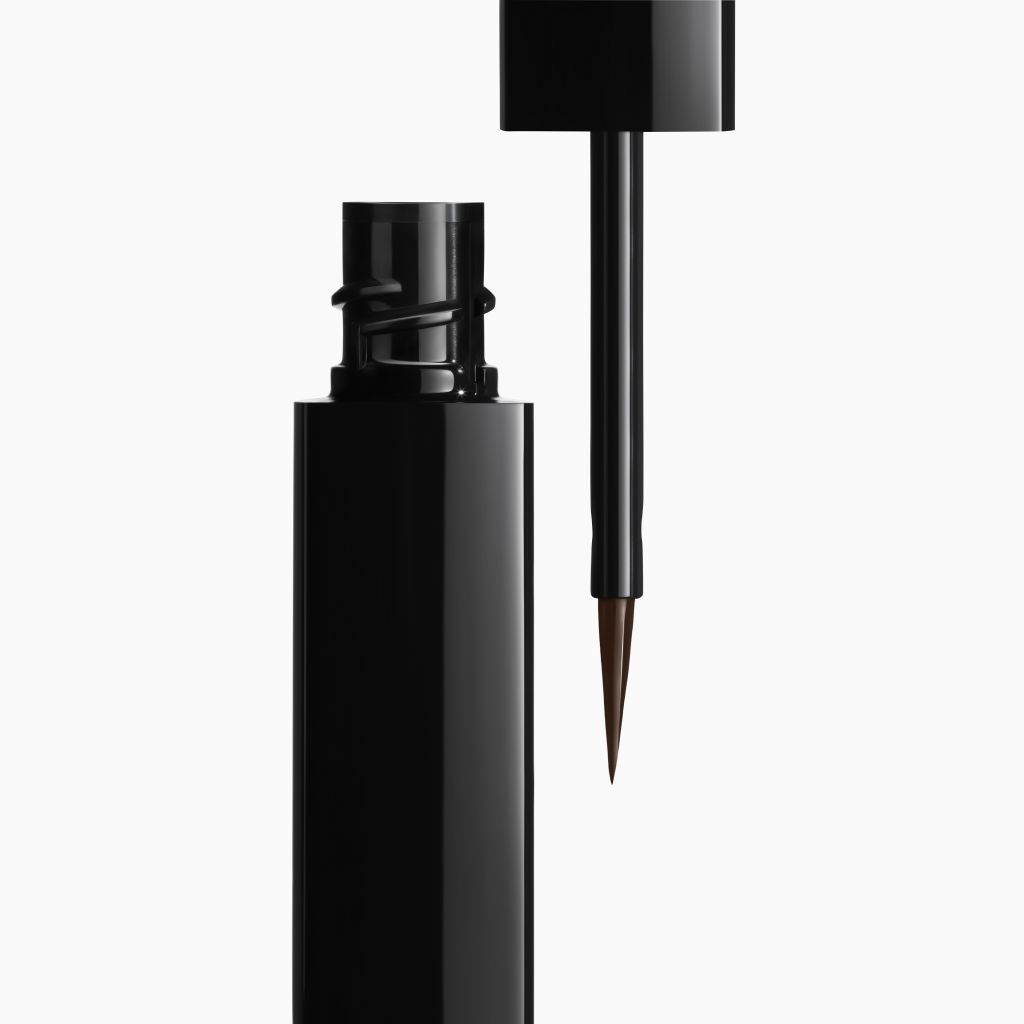 FLYDENDE EYELINER, MED H&Oslash;J PR&AElig;CISION OG LANG HOLDBARHED, DER IKKE TV&AElig;R