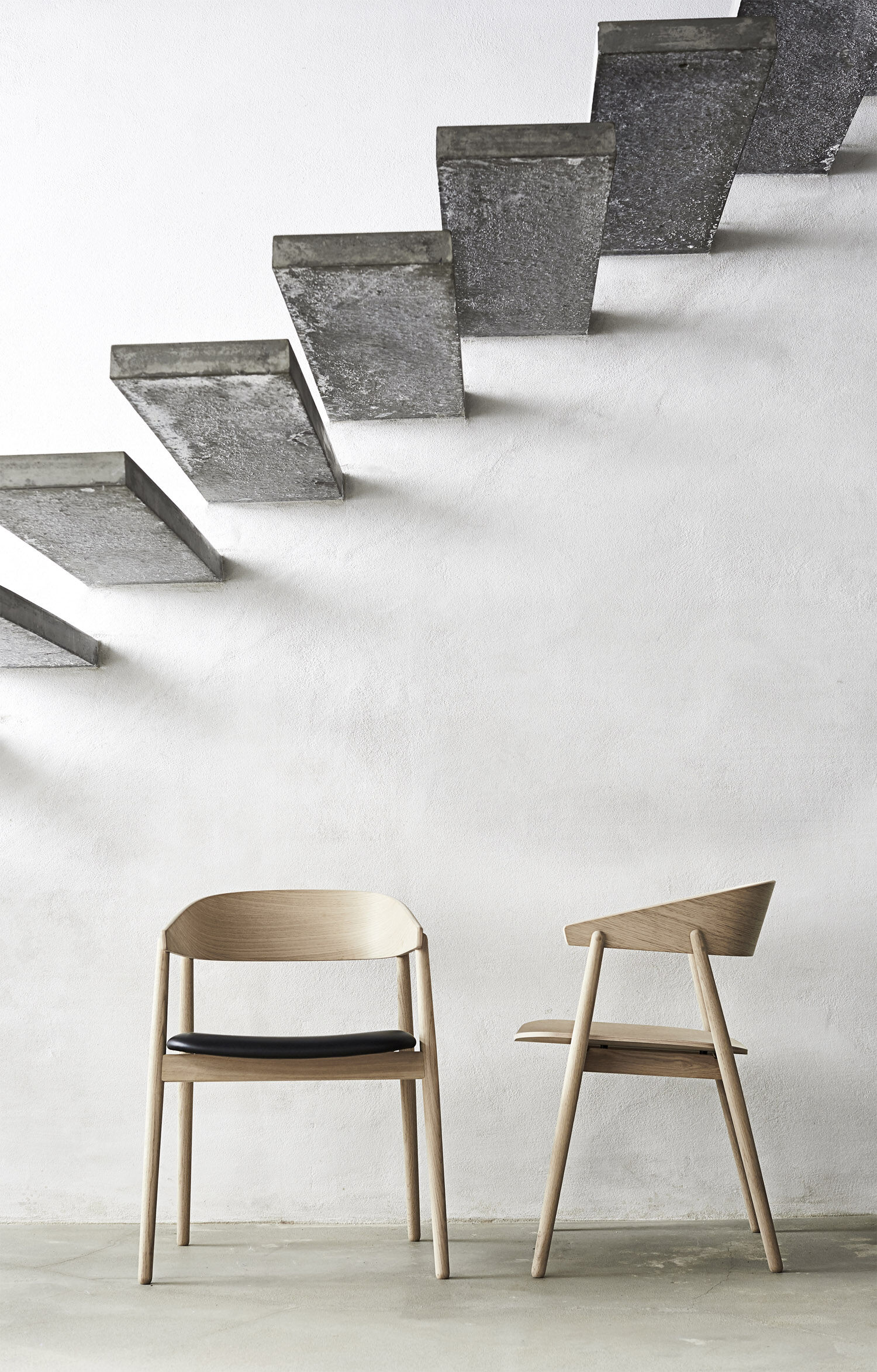 AC2 armchair Oak white pigm. lacquer leather seat