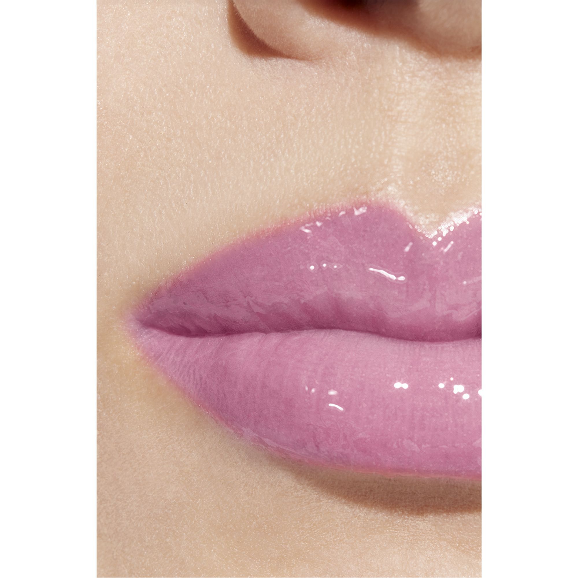 FUGTGIVENDE OG UDGLATTENDE LIPGLOSS MED H&Oslash;J GLANS