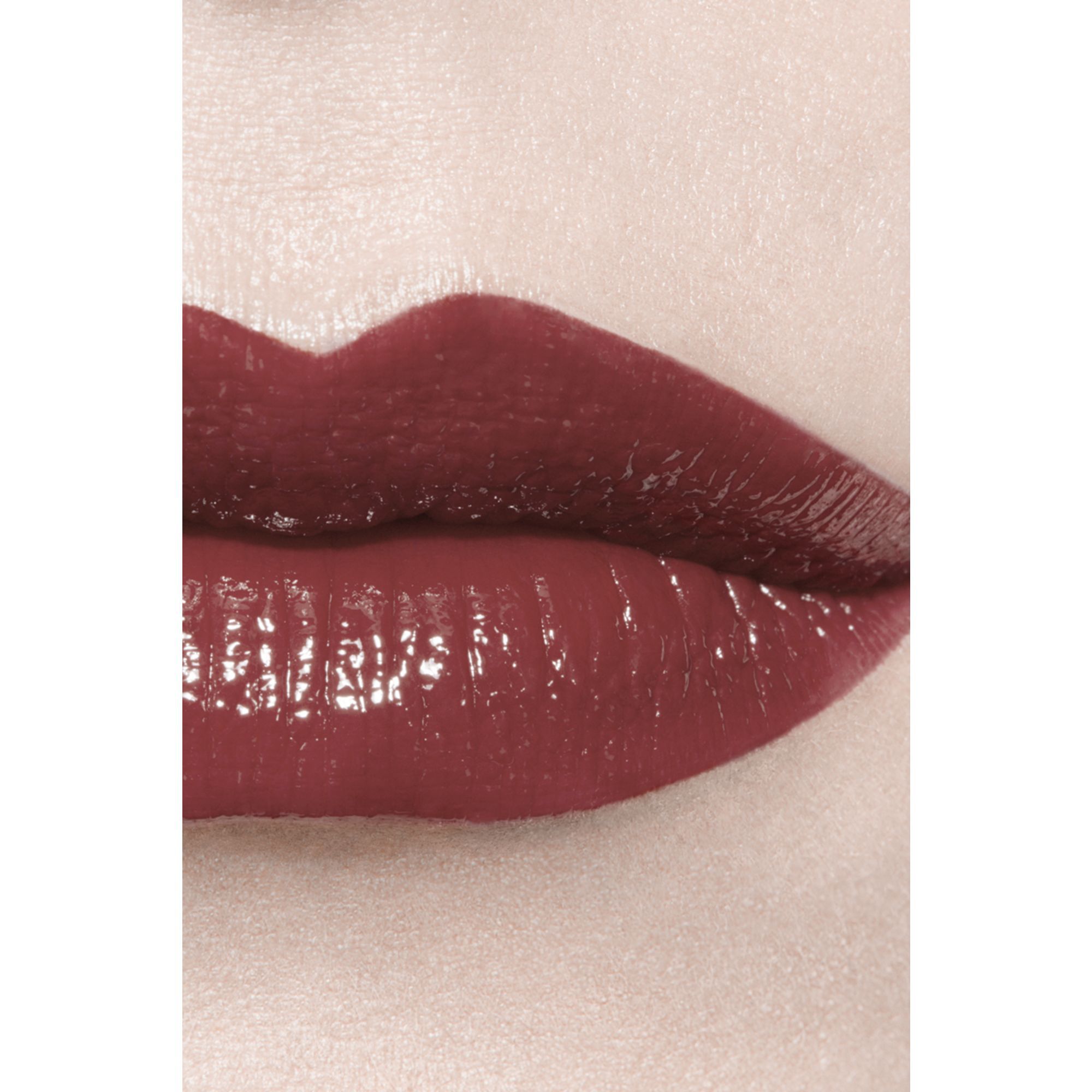 Hydrating And Plumping Lipstick. Intense, Long-Lasting Colour And Shin