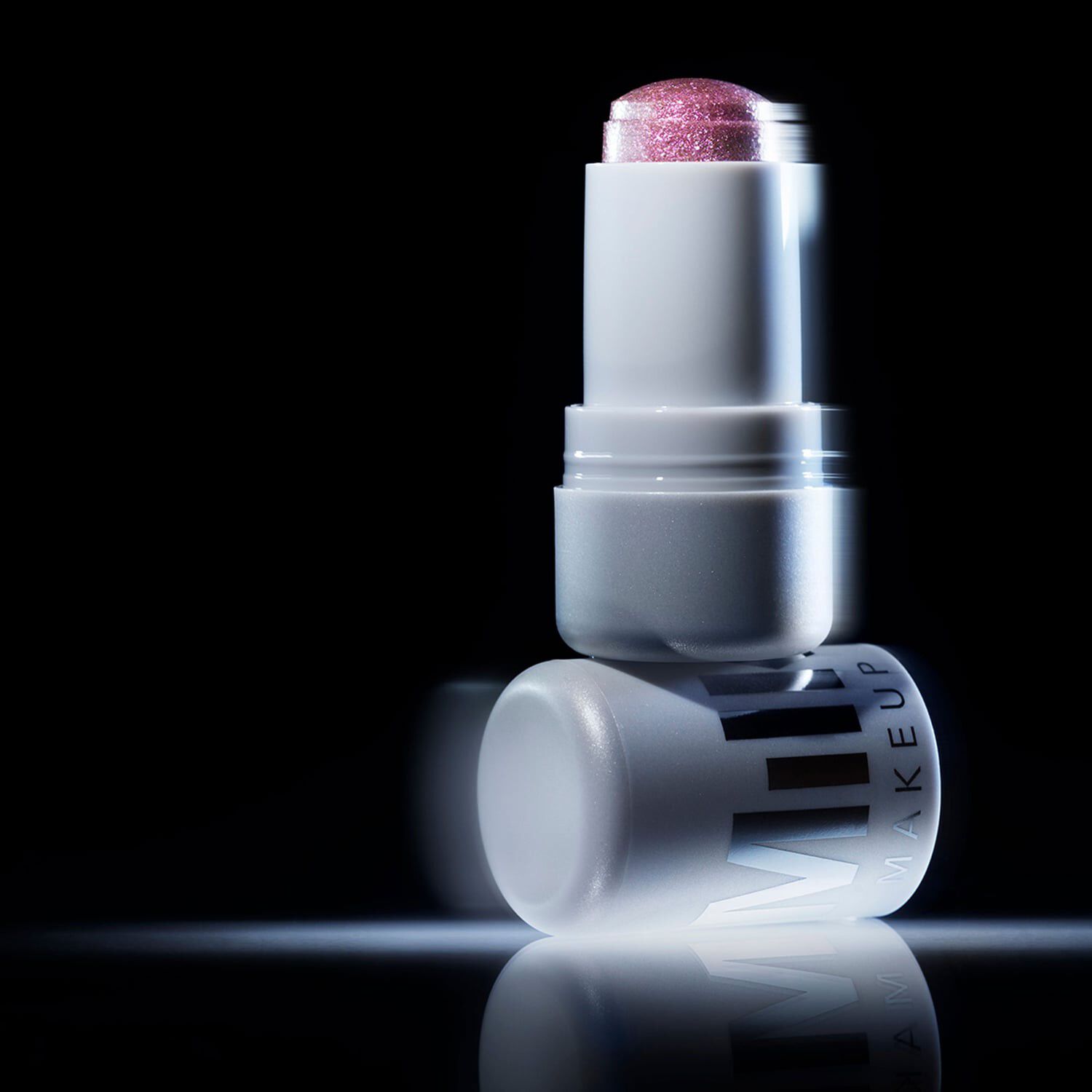 En multifunktionel illuminator med transparent tekstur, der forst&aelig;rkes