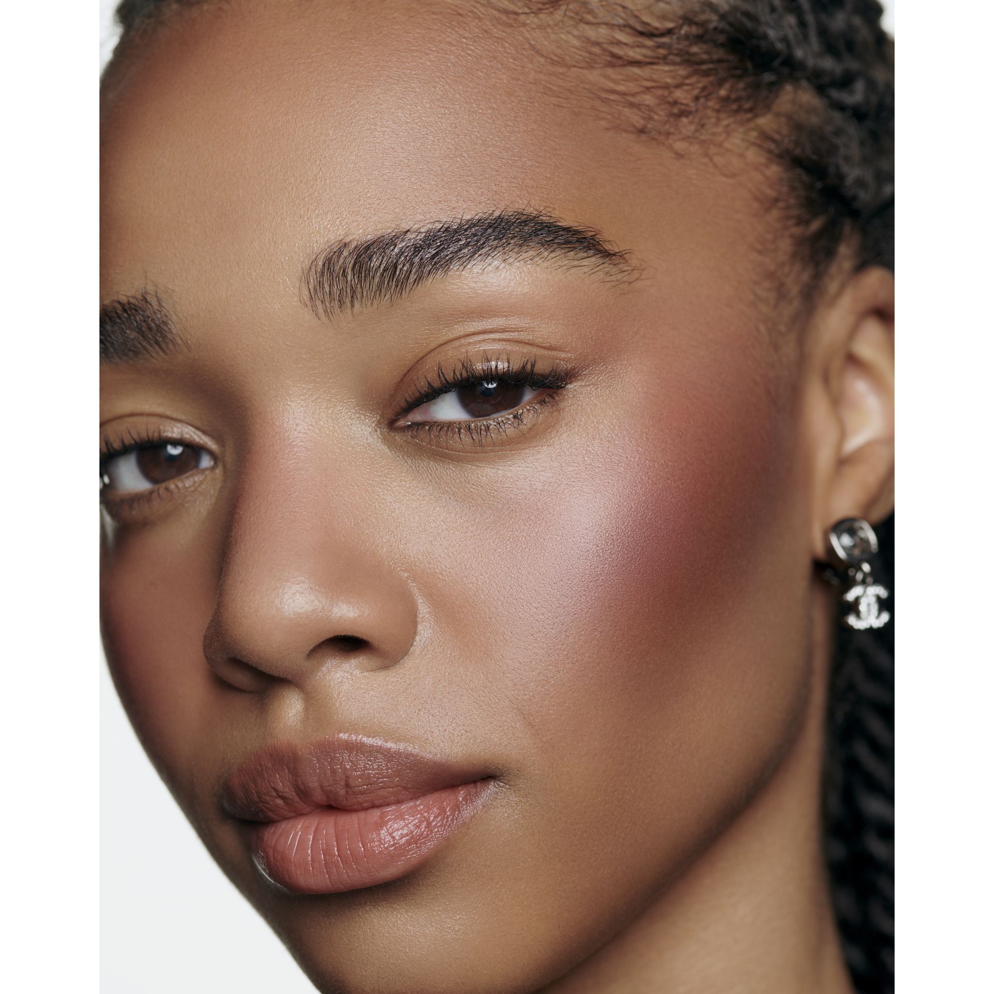 EN HARMONI AF TRE PUDDERE FOR SUND GL&Oslash;D. BRONZER, BLUSH, HIGHLIGHTER