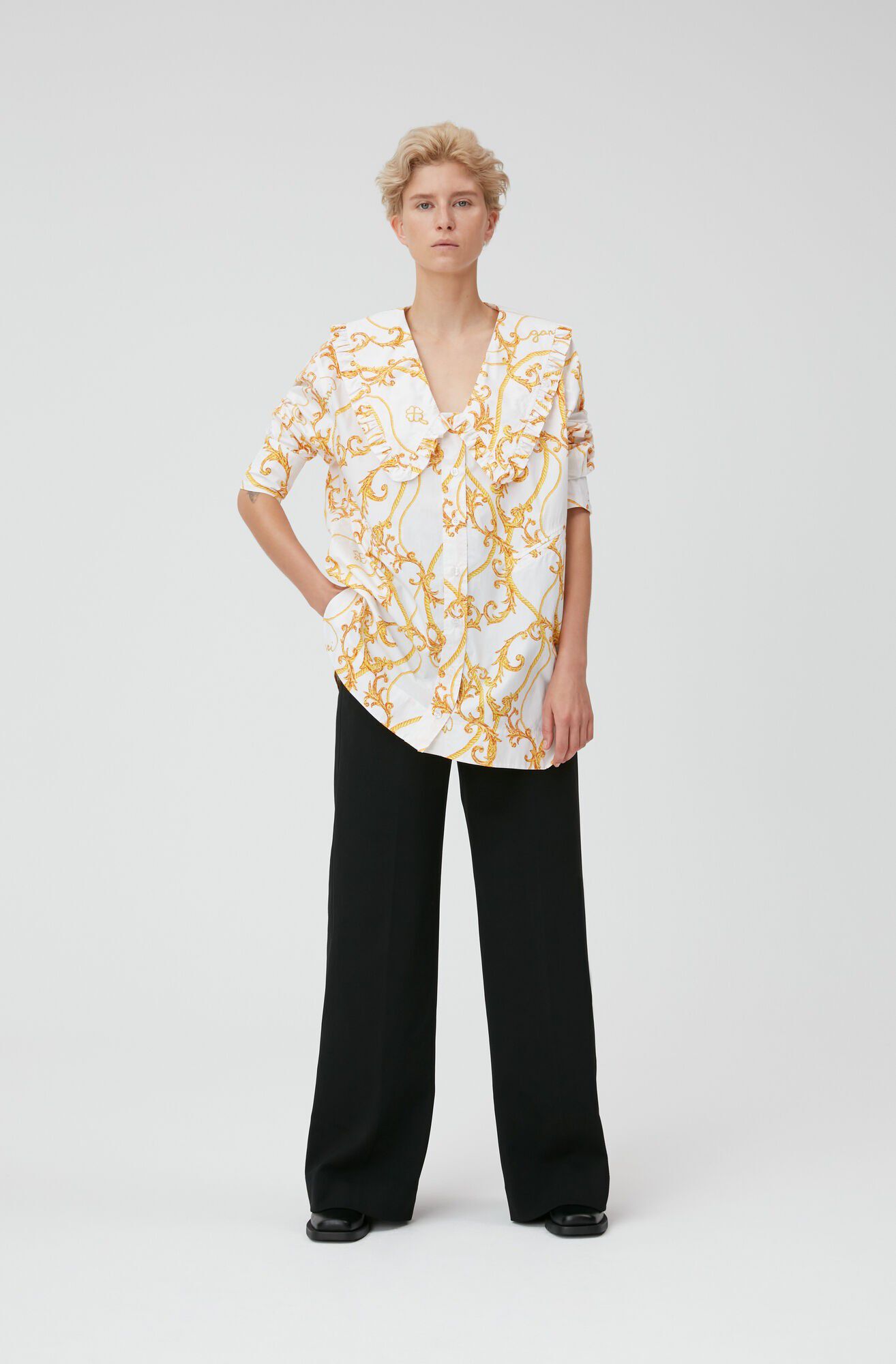 F6734 Printet bluse med V-hals