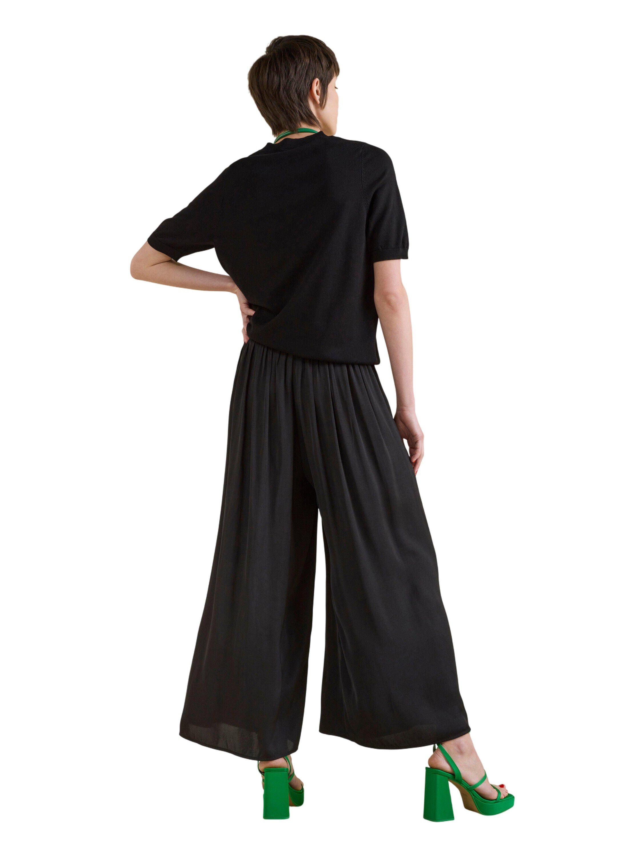 Fine-knitted top with round necklin