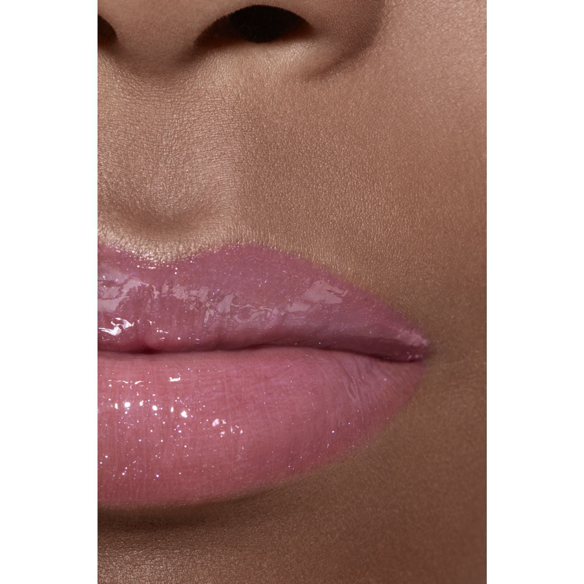 FUGTGIVENDE OG SKINNENDE GLOSS