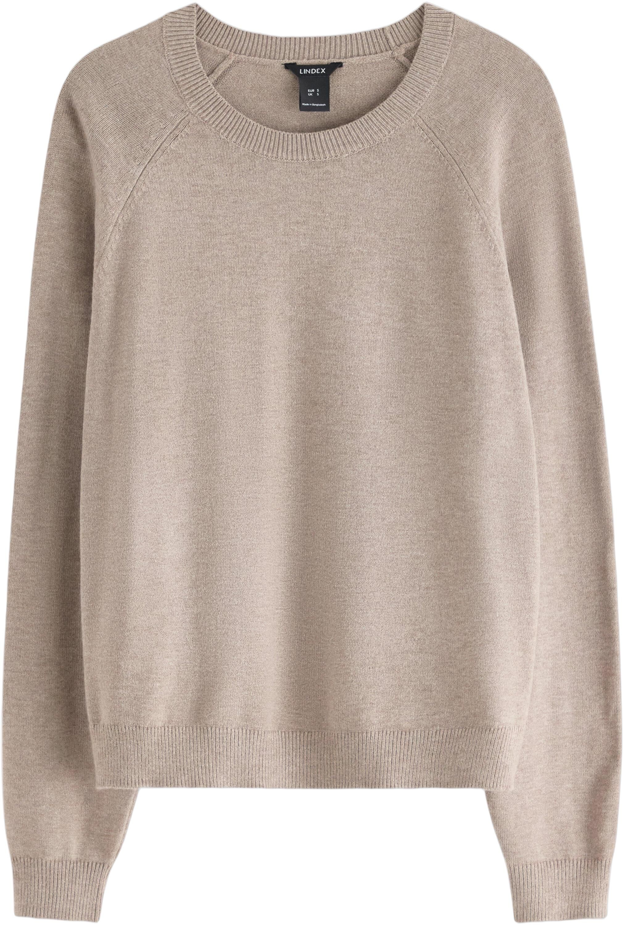 Fine-knitted jumper with a relaxed