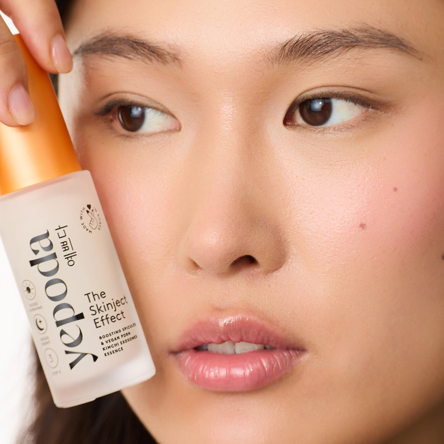 Skinject Effect er en revolutionerende essens, der stimulerer hudens r