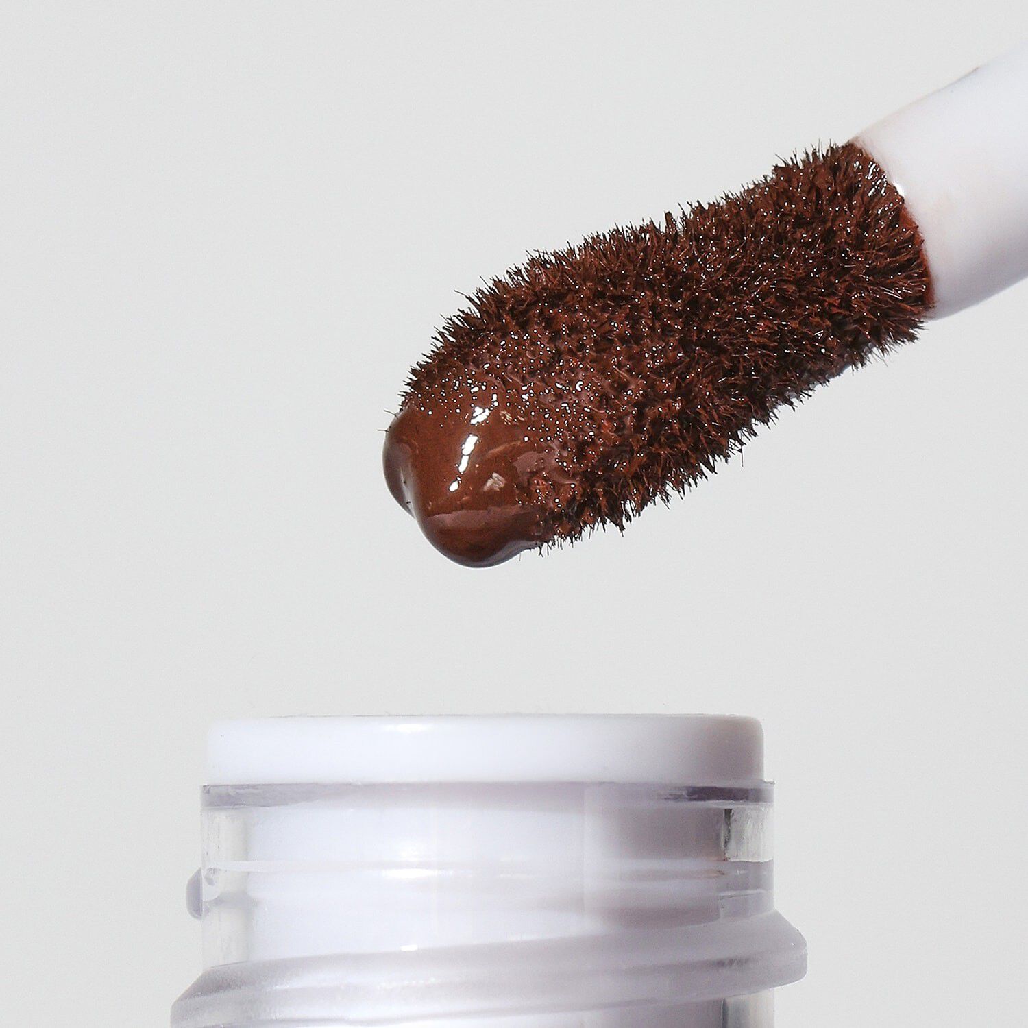 Concealer - Fugtgivende serum med opbyggelig d&aelig;kning