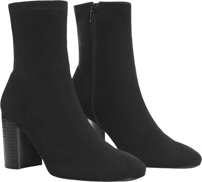 Round-toe heeled ankle boots