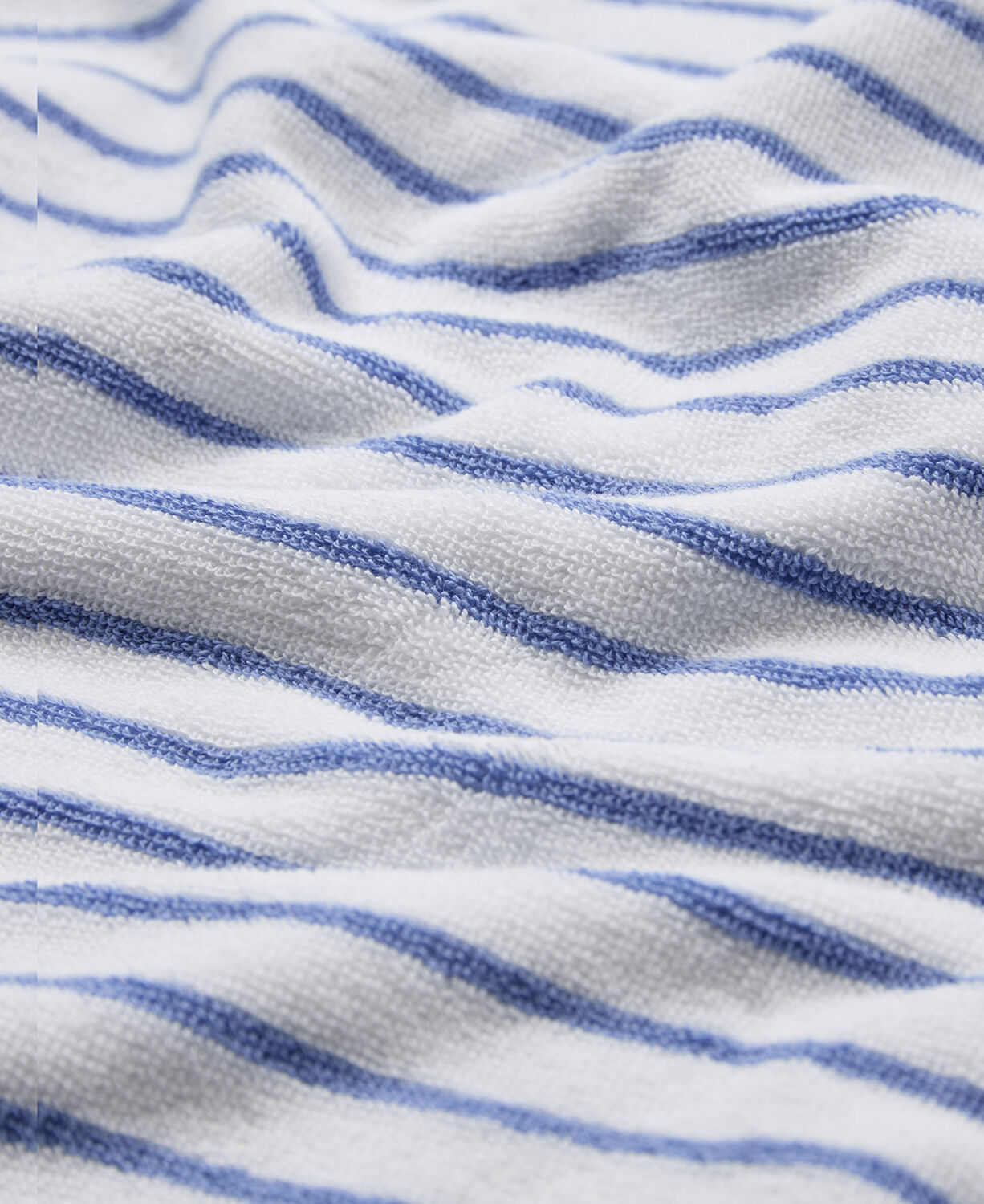 Beach towel 100x180cm smal strib lysebl&aring; GOTS