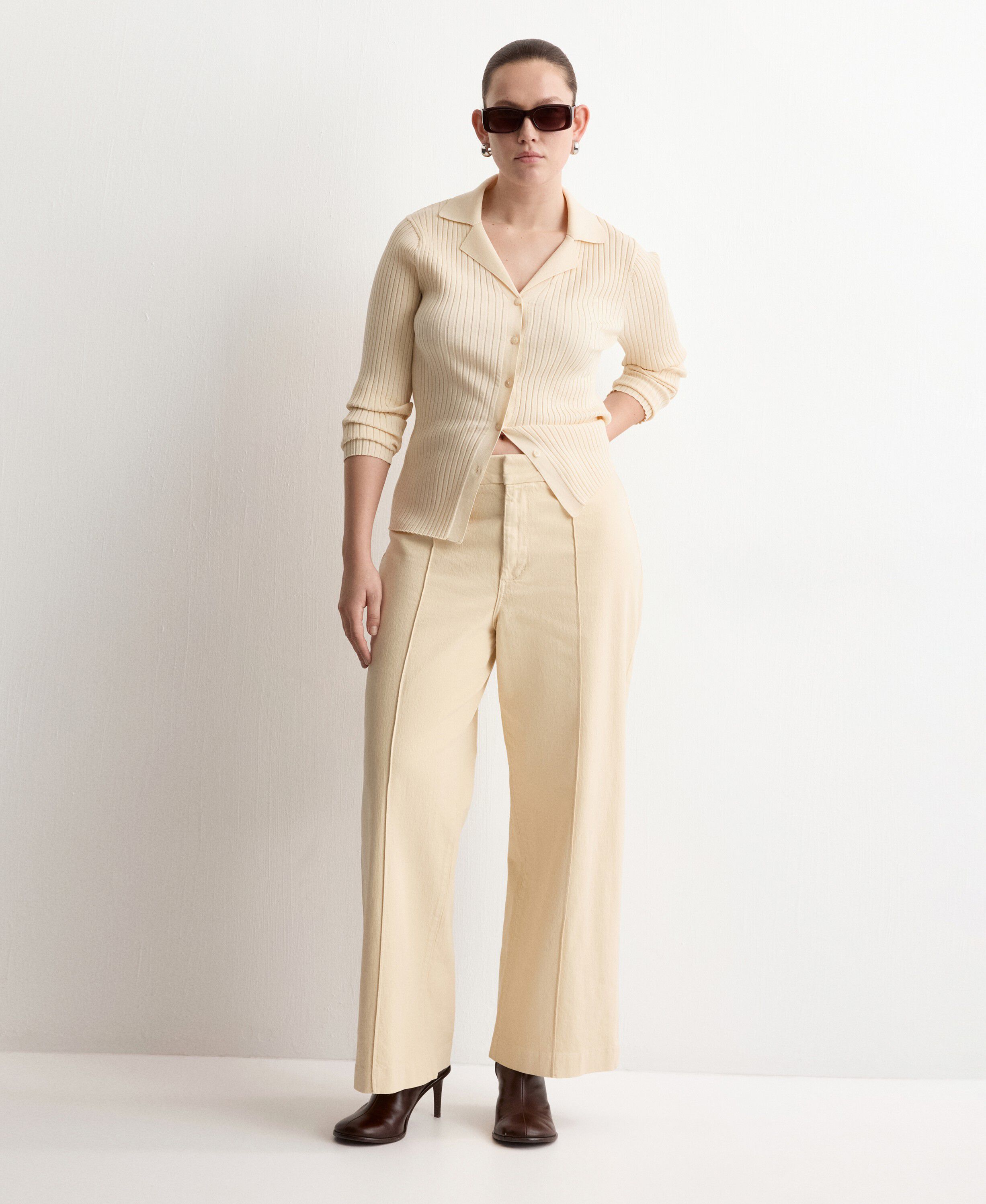 High-waisted wide leg jeans with st