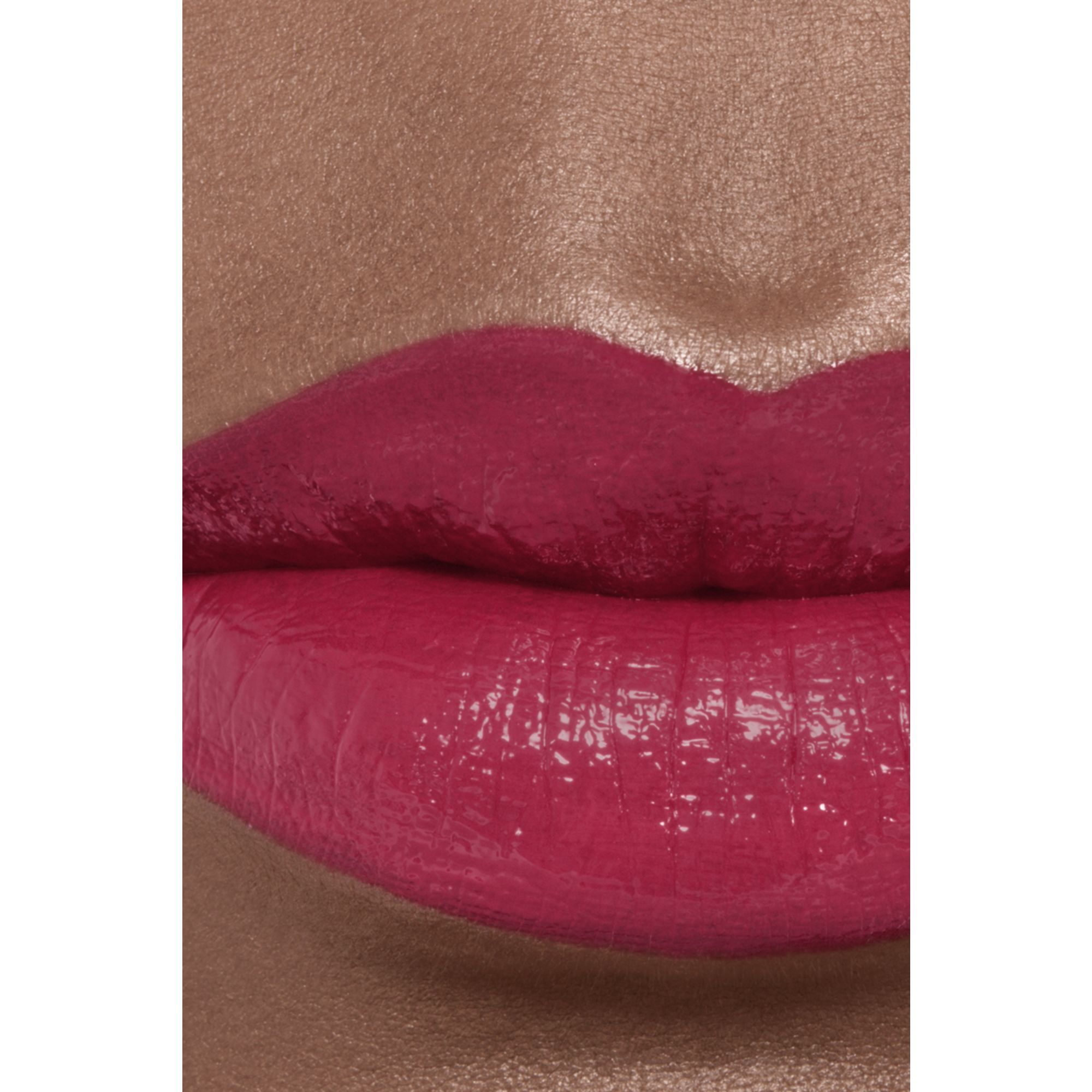 Hydrating And Plumping Lipstick. Intense, Long-Lasting Colour And Shin