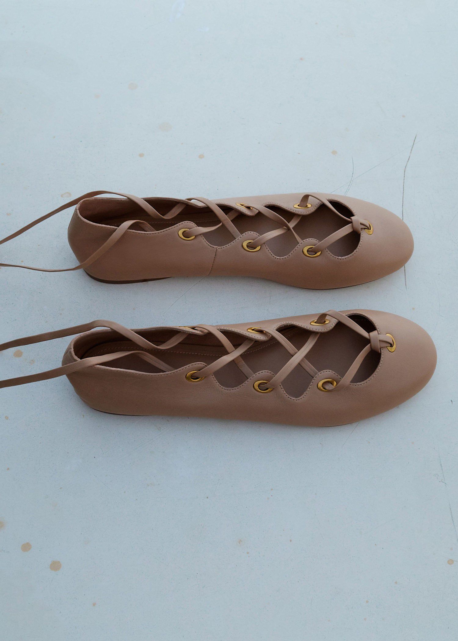 Leather ballerina with crossed stra