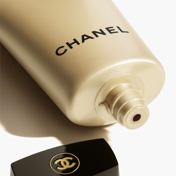 Ultimate Comfort And Radiance-Revealing Gel-To-Oil Cleanser