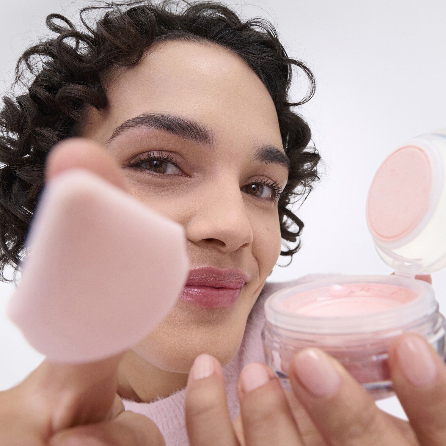 BLUR IT - L&oslash;st pudder, der s&aelig;tter sig fast