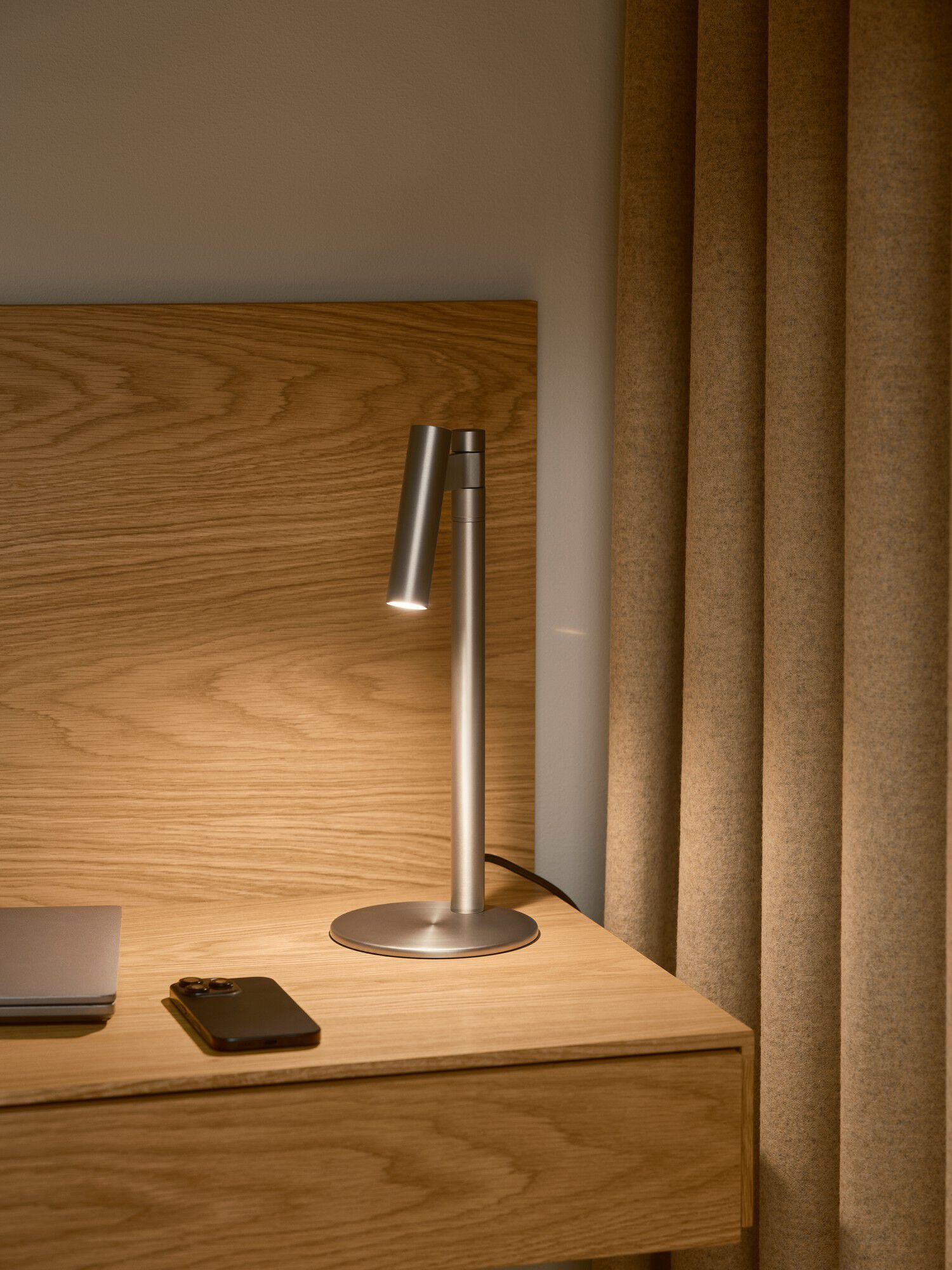 Makoto | Bordlampe | Satin Krom