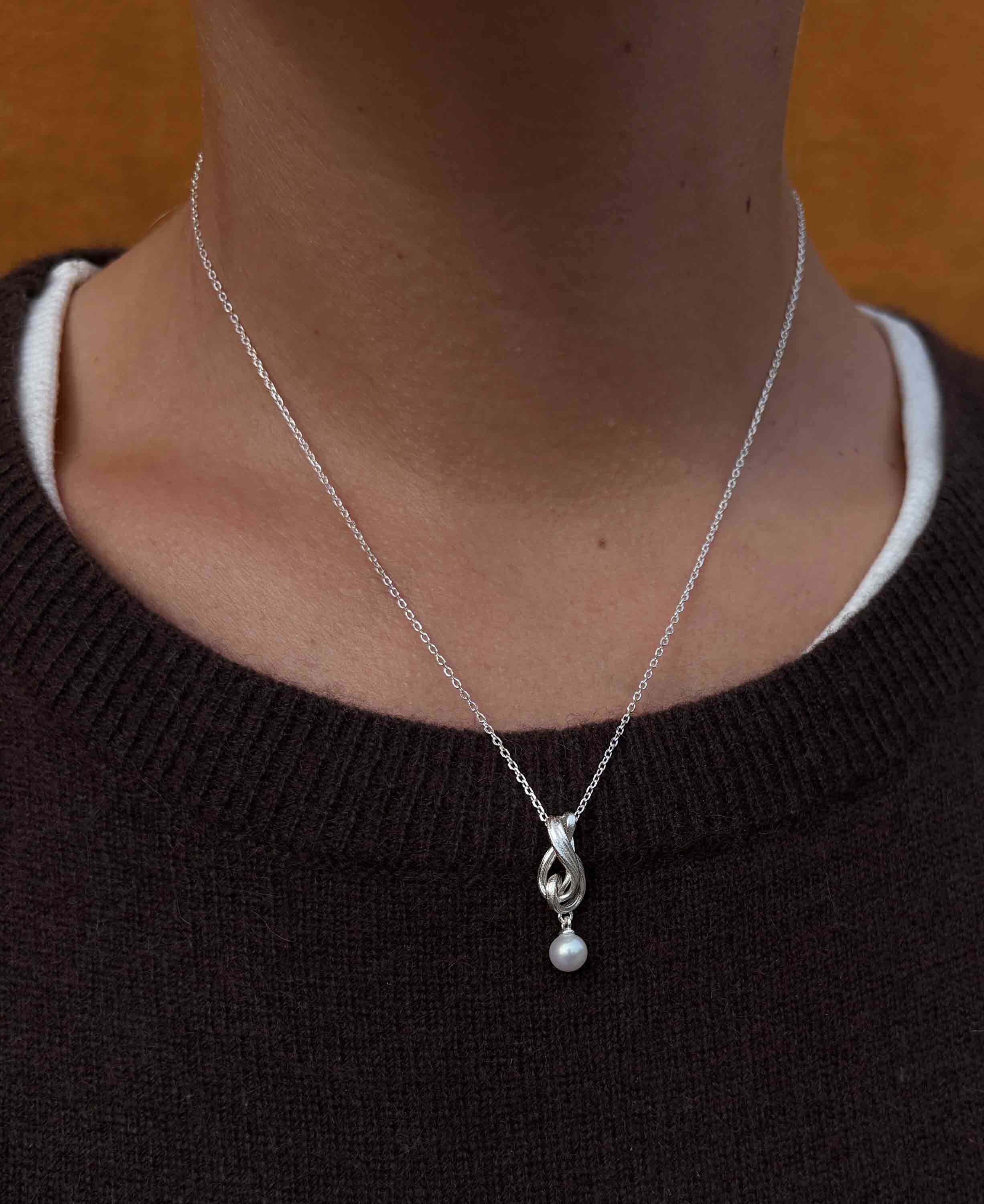 Tiril halsk&aelig;de